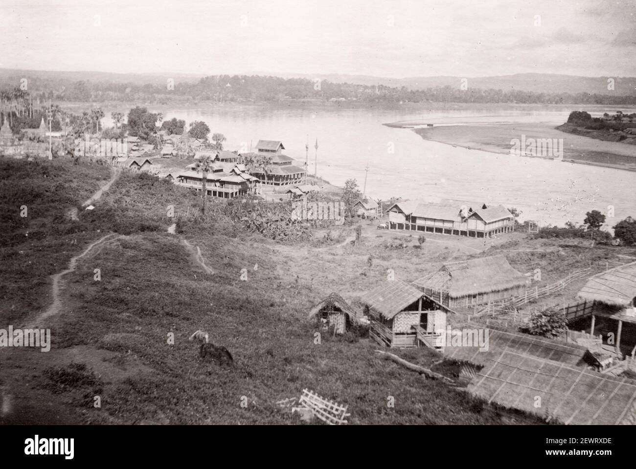 Fotografia vintage tardo 19 ° secolo: Città di Mingin, fiume Chindwin, Birmania, Myanmar Foto Stock