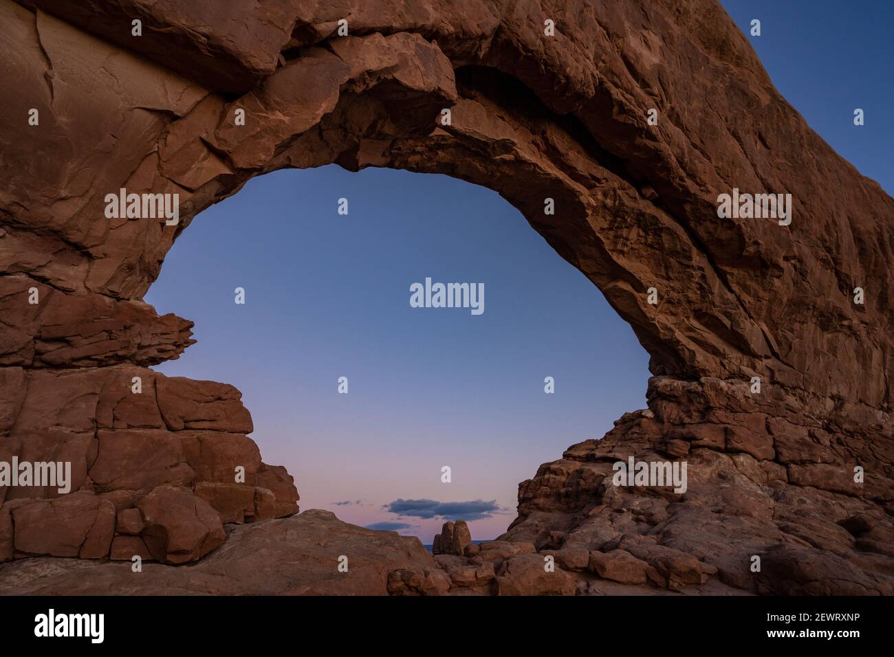 Cielo crepuscolo attraverso Windows Arch, Arches National Park, Utah, Stati Uniti d'America, Nord America Foto Stock