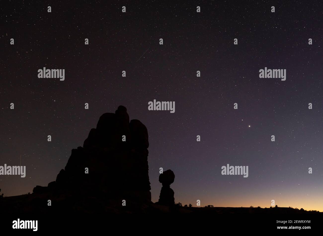 Silhouette di Balanced Rock al tramonto, Arches National Park, Utah, Stati Uniti d'America, Nord America Foto Stock