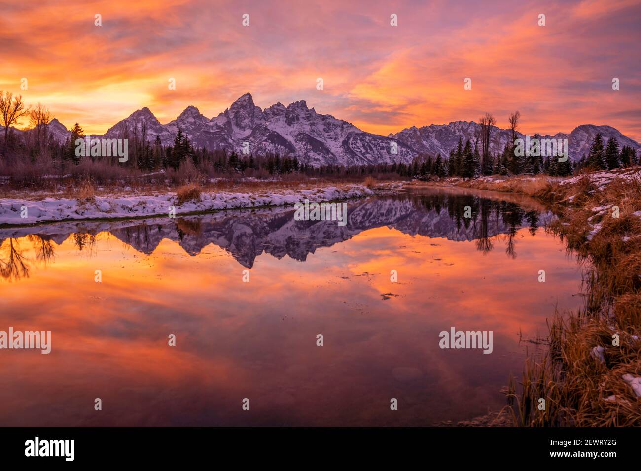 Tramonto e riflesso di Teton Range nel fiume Snake a Schwabacher's Landing, Grand Teton National Park, Wyoming, Stati Uniti d'America Foto Stock