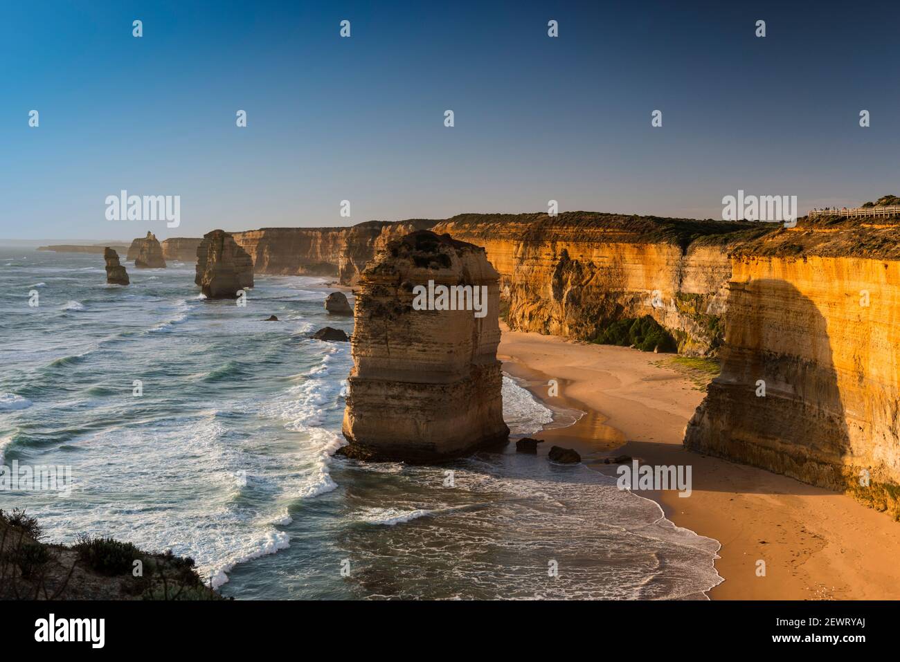 Alcuni dei dodici Apostoli, il Parco Nazionale dei dodici Apostoli, Port Campbell, Victoria, Australia, Pacifico Foto Stock