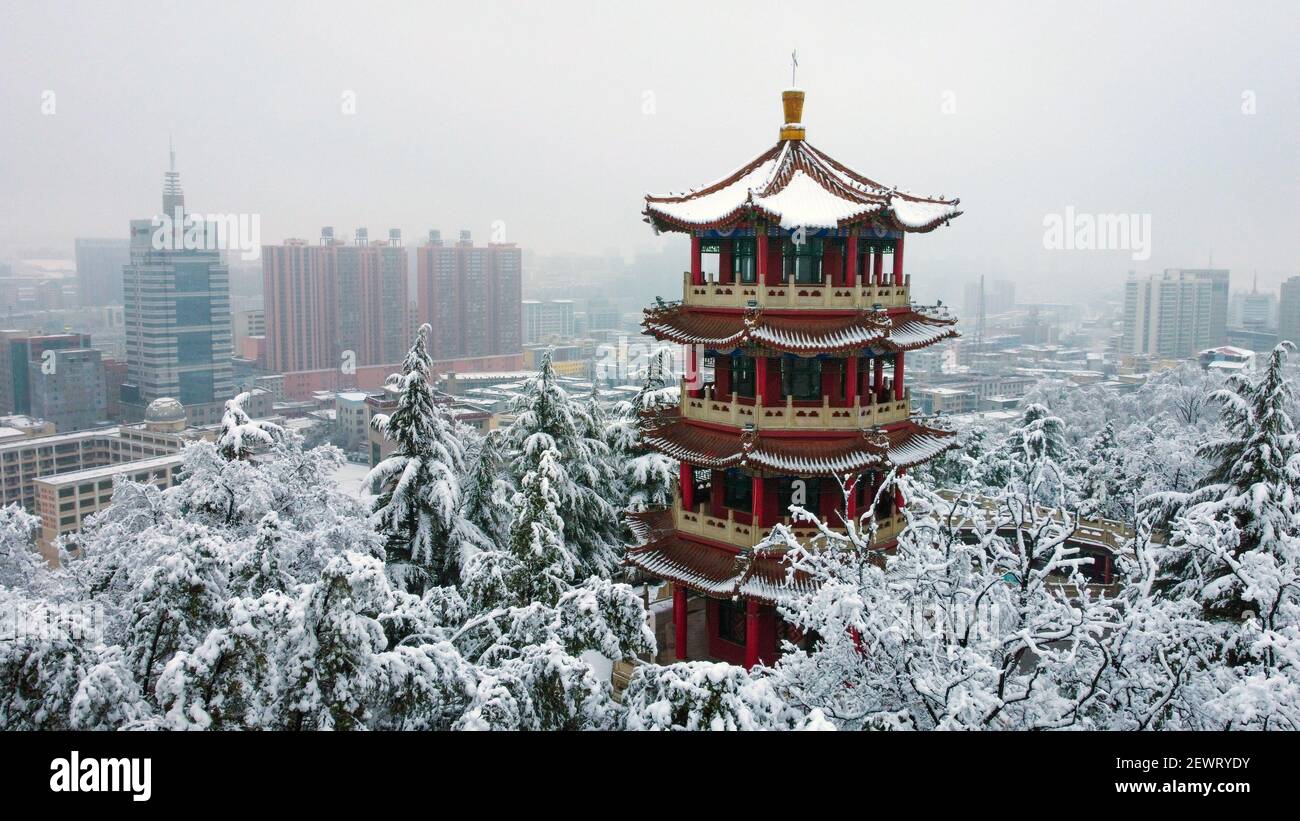 Foto aeree di un antico villaggio millenario, luogo panoramico dopo la neve nella città di Yangquan, nella provincia di Shanxi della Cina settentrionale, 1 marzo 2021. (Foto di Stringer/ChinaImages/Sipa USA) Foto Stock