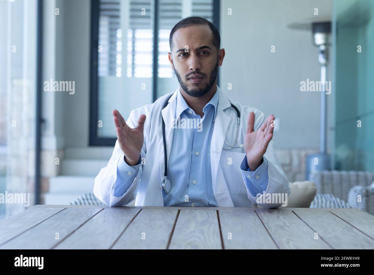 Ritratto di un medico caucasico che guarda la macchina fotografica Foto Stock