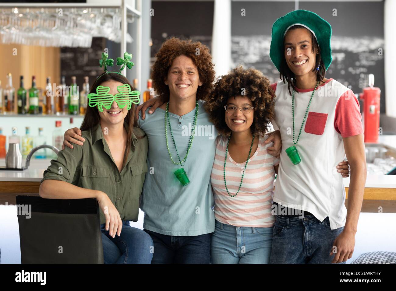 Ritratto di diversi gruppi di amici felici che celebrano san patrizio giornata in un bar Foto Stock