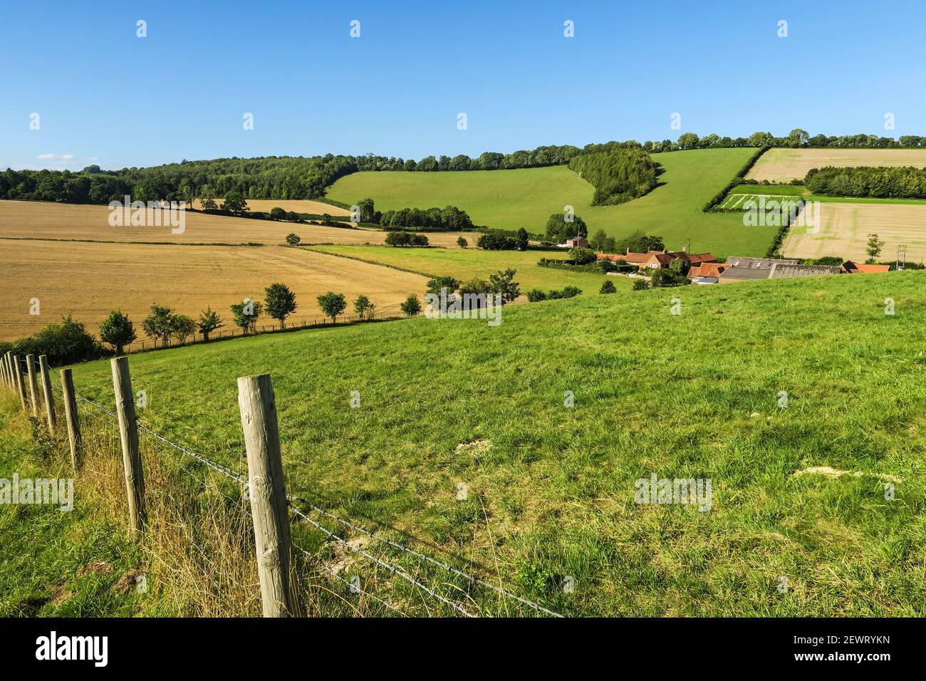 Guardando verso Valley End Farm a Bix Bottom nelle Chiltern Hills vicino a Henley, Bix Bottom, Henley-on-Thames, Oxfordshire, Inghilterra, Regno Unito Foto Stock