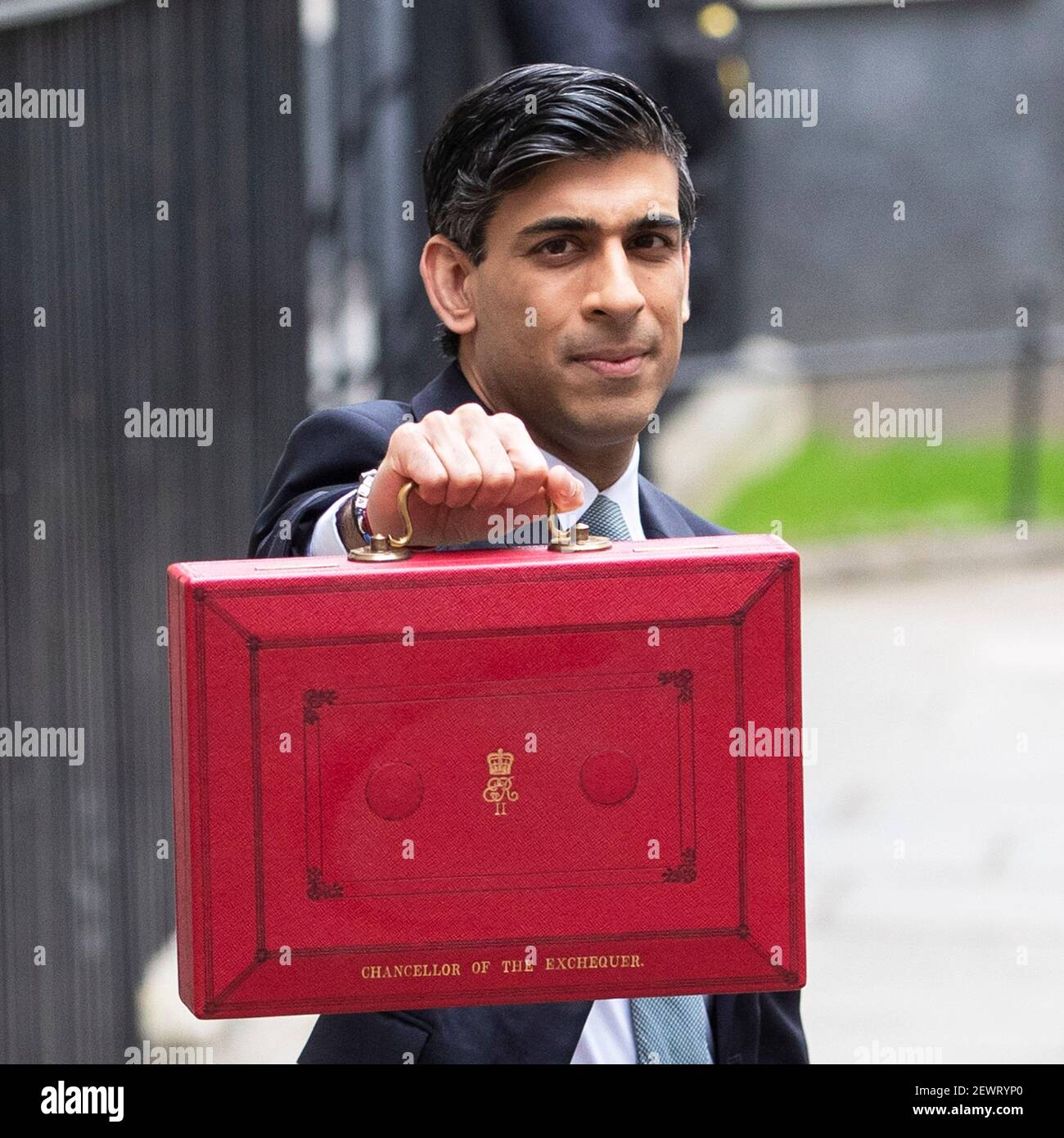 Il Cancelliere Rishi Sunak tiene la valigetta rossa fuori no11 Downing Street prima di partire per il Parlamento nel centro di Londra Il 3 marzo 2021 Foto Stock
