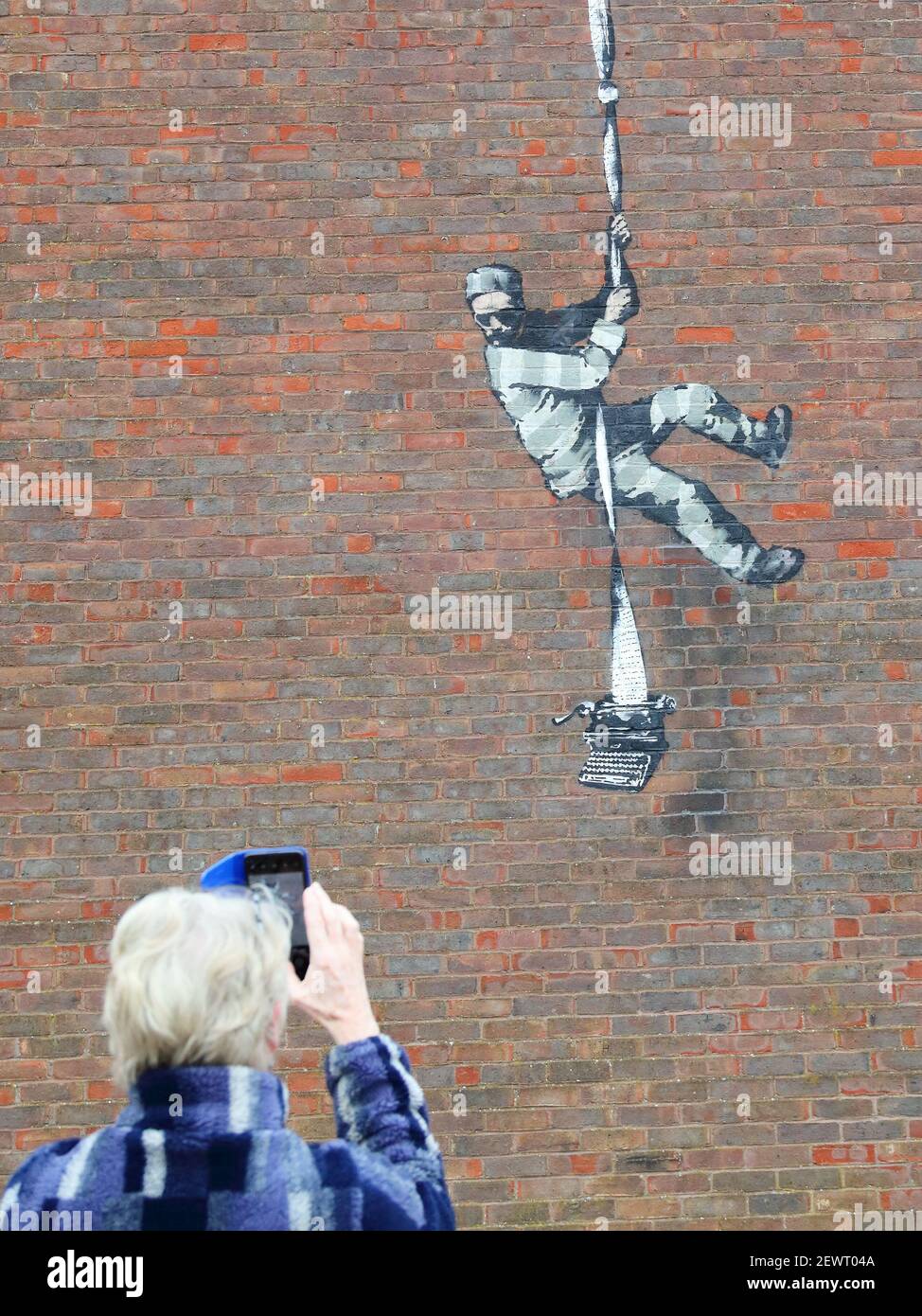Un murale Banksy raffigurante Oskar Wilde fuggito dalla prigione di lettura apparve durante la notte sul muro della prigione di Reading, Regno Unito Foto Stock
