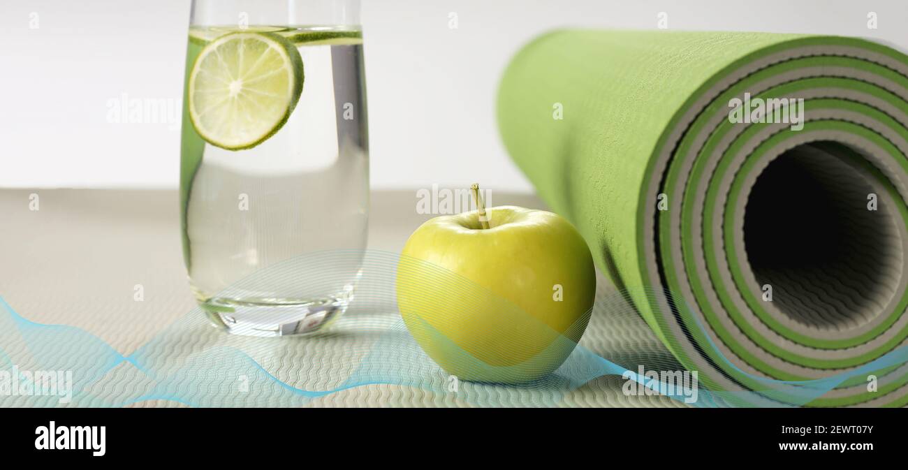 Yoga fitness, stile di vita. Yoga laminato tappeto, mela, bicchiere d'acqua con limone, onda astratta. Posiziona per il testo. Stile di vita sano, fitness, concetto sportivo Foto Stock
