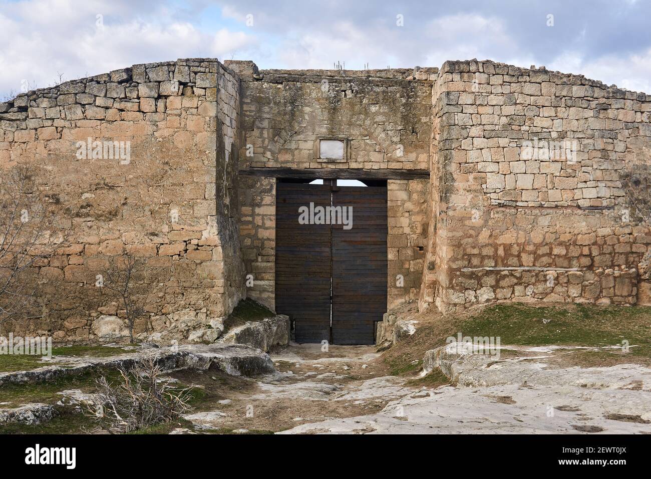 Porta fiancheggiata da ferro a una città medievale-fortezza Chufut-Kale, Crimea Foto Stock