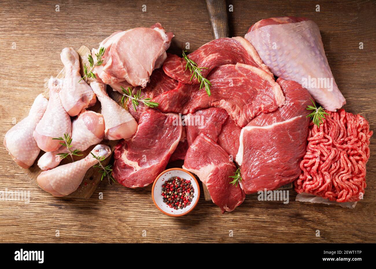 vari tipi di carne fresca: maiale, manzo, tacchino e pollo su un tavolo di  legno, vista dall'alto Foto stock - Alamy