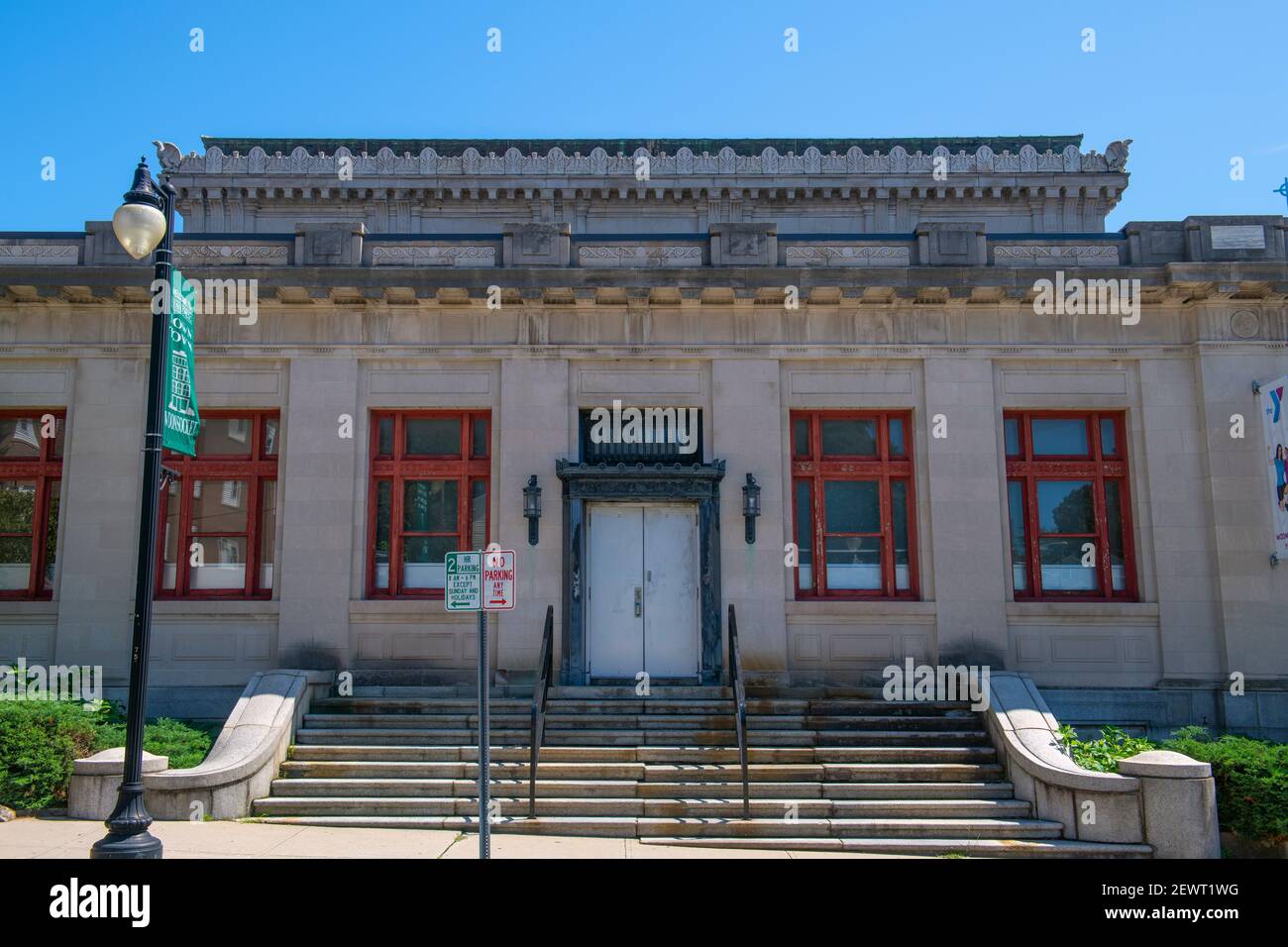 Edificio storico di uffici postali in stile maya nel quartiere storico di Main Street nel centro di Woonsocket, Rhode Island, Rhode Island, Stati Uniti. Foto Stock