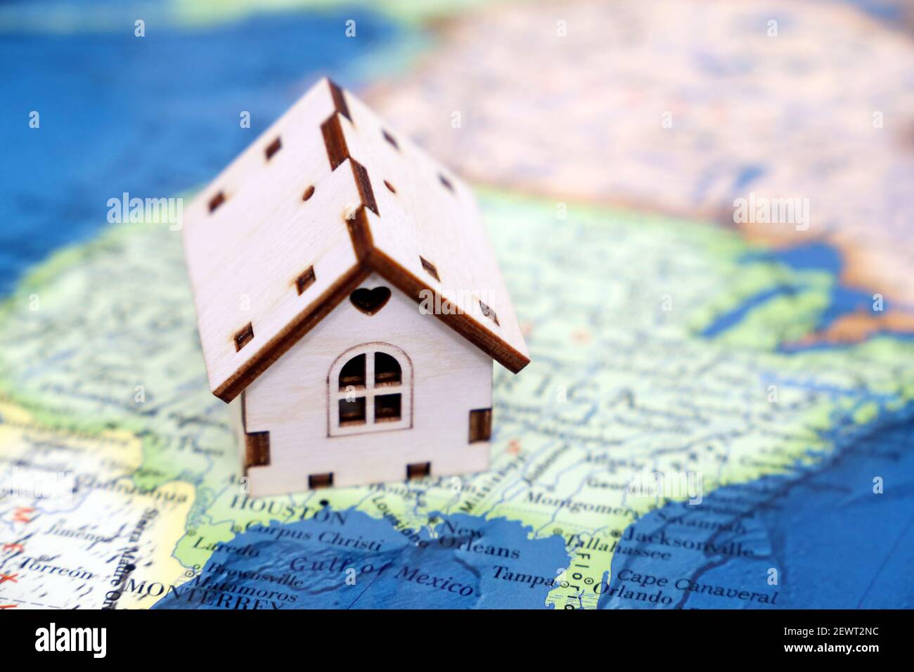 Modello di casa in legno sullo sfondo della mappa degli Stati Uniti. Mercato immobiliare americano, acquisto o affitto di immobili negli Stati Uniti Foto Stock