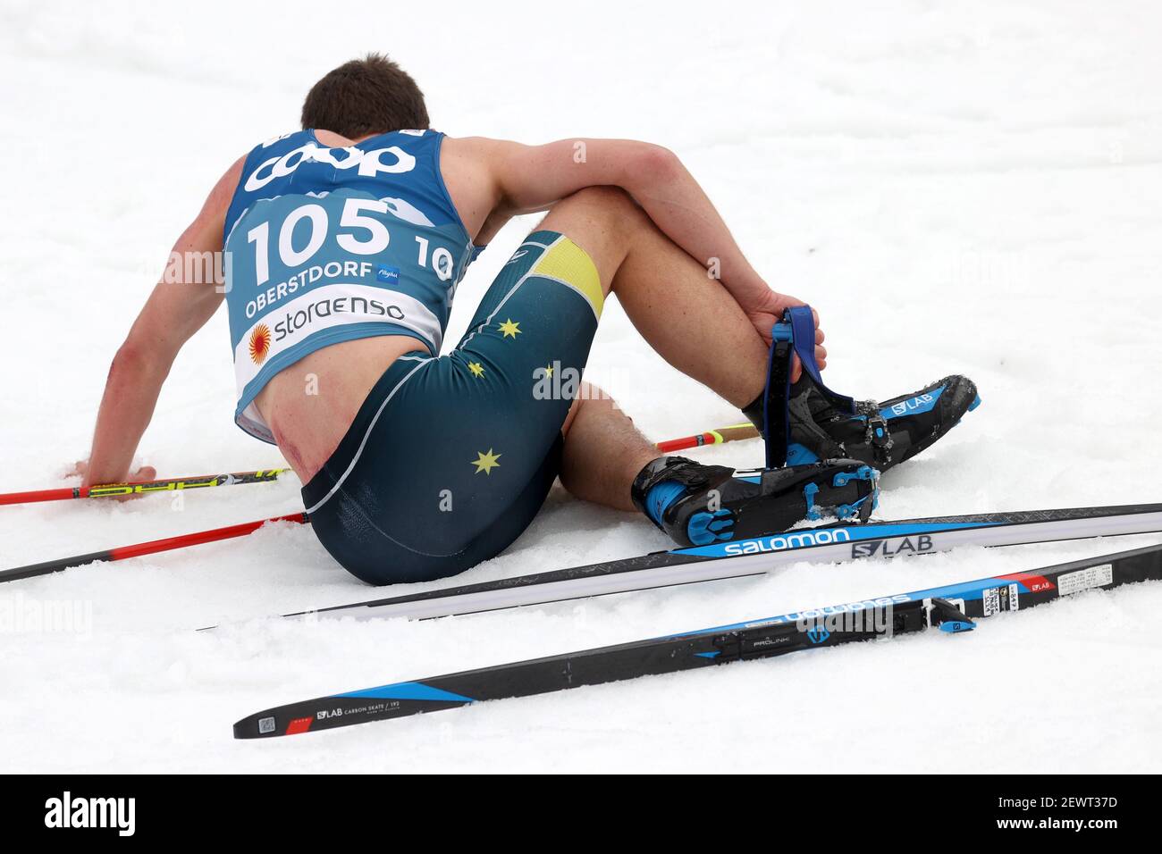 Oberstdorf, Germania. 03 marzo 2021. Sci nordico: Campionati del mondo, fondo - 15 km freestyle, uomini. Mark Pollock dall'Australia si siede nel traguardo . Credit: Karl-Josef Hildenbrand/dpa/Alamy Live News Foto Stock