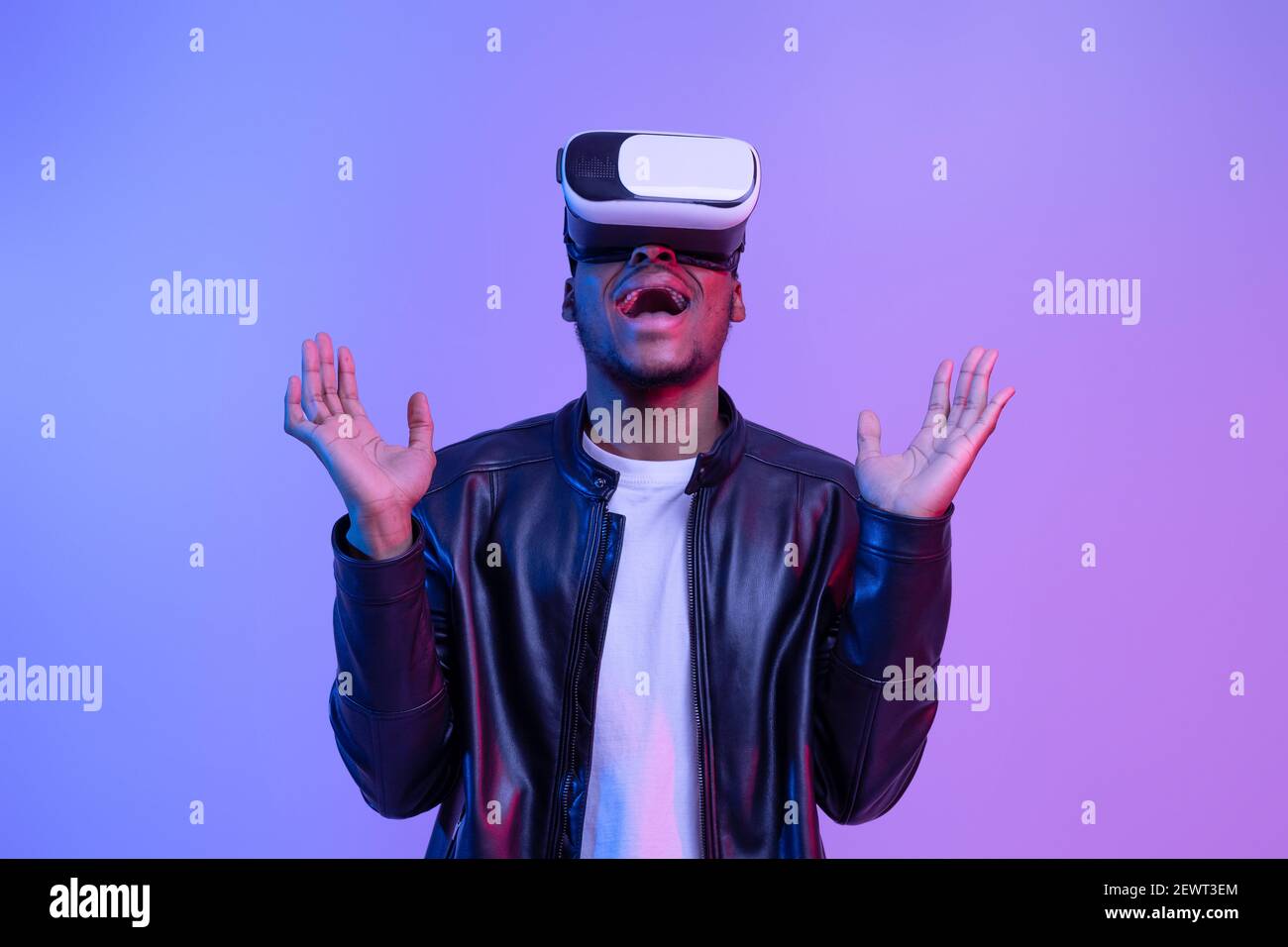 WOW. Stupito Black Guy reagendo emotivamente all'esperienza di realtà virtuale Foto Stock