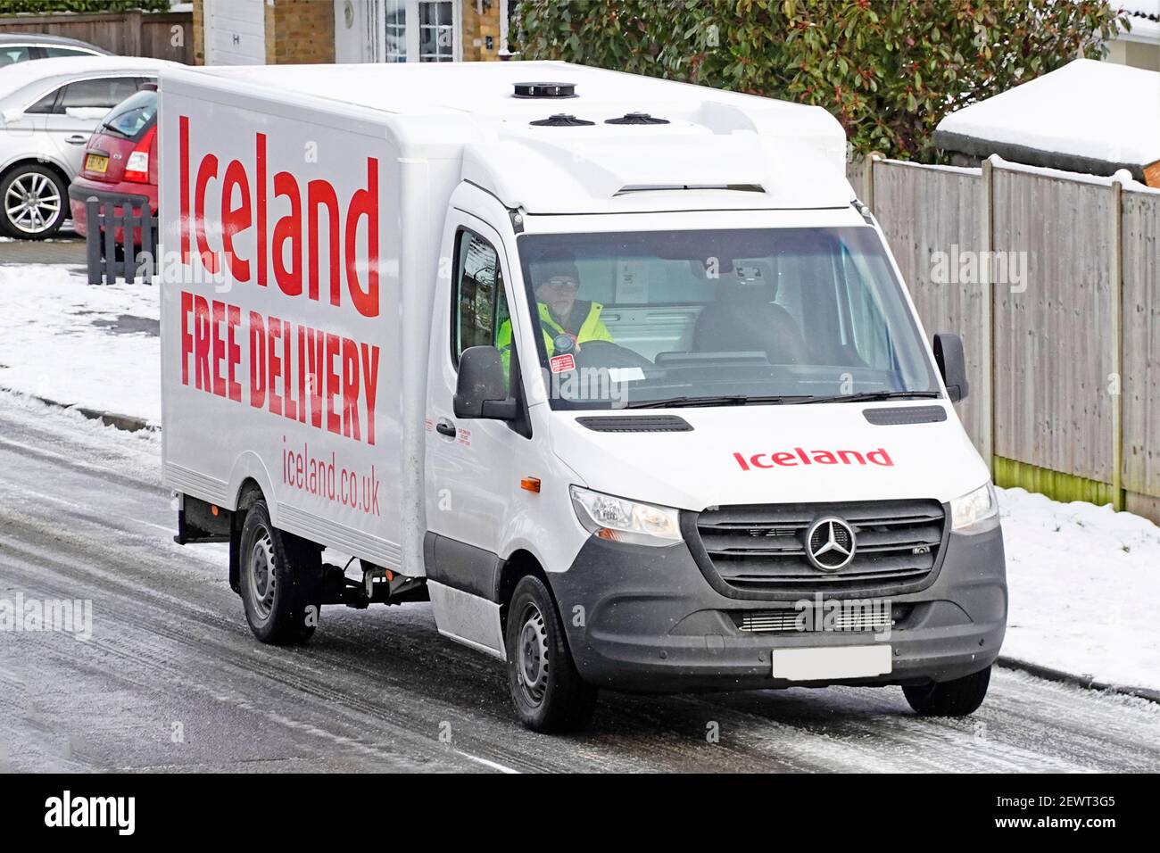 Ghiaccio neve & freddo inverno Islanda commercio al dettaglio di cibo guida della catena di approvvigionamento di acquisto in linea del driver di consegna del furgone & domestico Sulla strada ghiacciata in Essex UK Foto Stock Ghiaccio neve & freddo inverno Islanda commercio al dettaglio di cibo guida della catena di approvvigionamento di acquisto in linea del driver di consegna del furgone & domestico Sulla strada ghiacciata in Essex UK Foto Stock