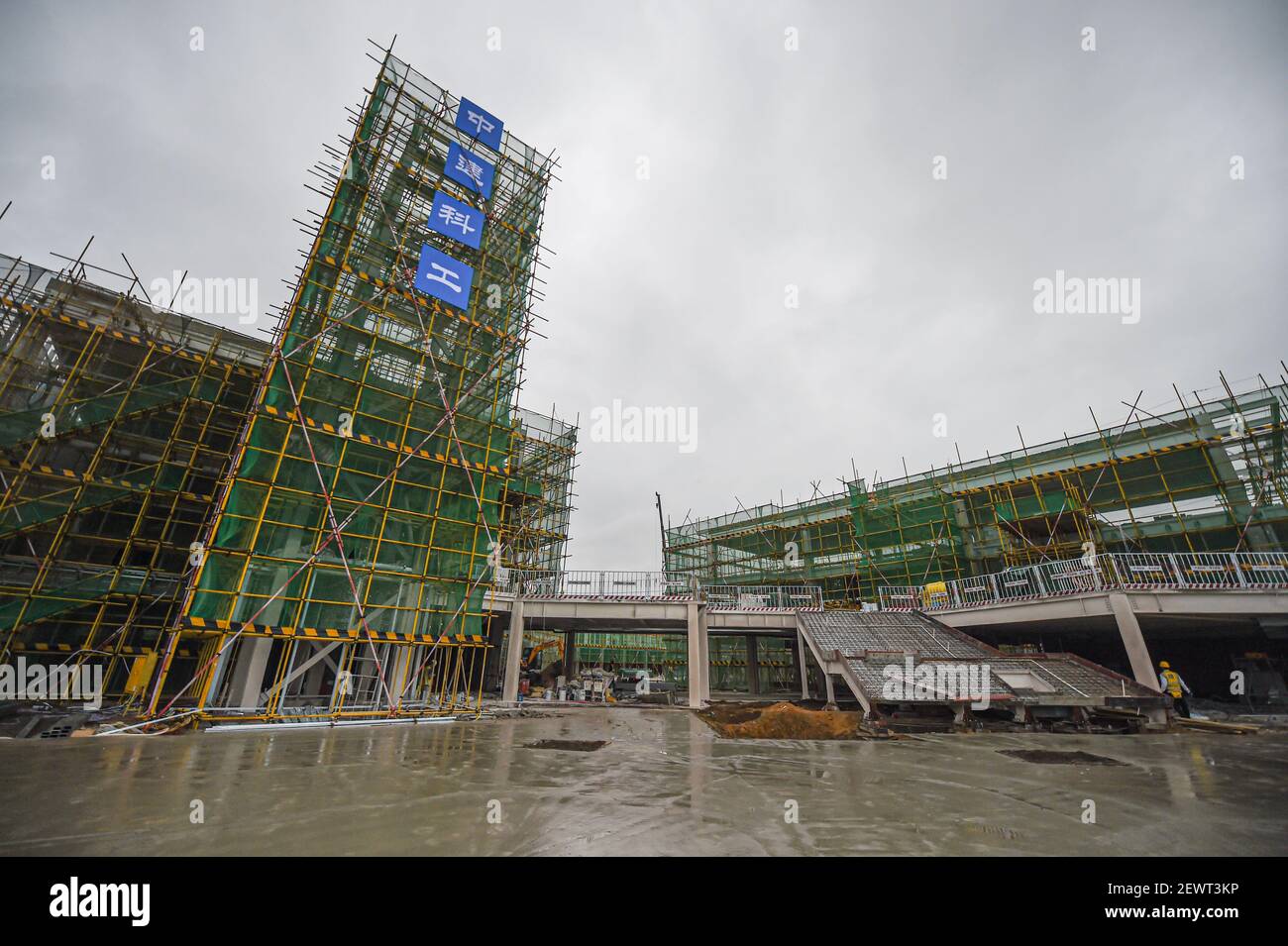 Haikou. 3 marzo 2021. Foto scattata il 3 marzo 2021 mostra il sito di costruzione di un progetto portuale aziendale nella nuova area di Jiangdong di Haikou, provincia cinese meridionale di Hainan. Il progetto è stato progettato come un parco di uffici a bassa densità e in stile giardino. Credit: Pu Xiaoxu/Xinhua/Alamy Live News Foto Stock