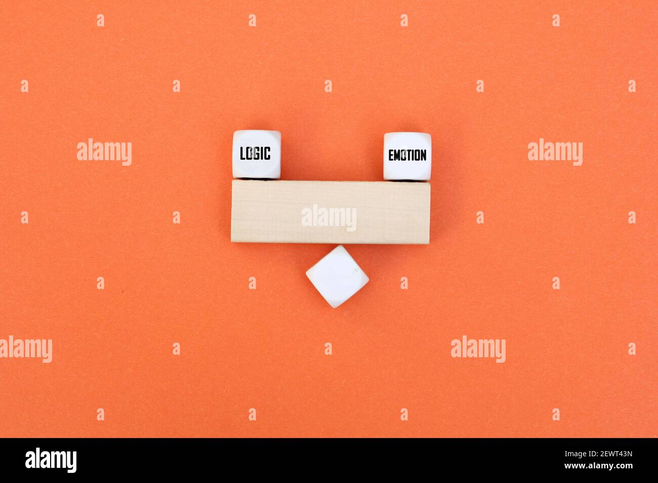 blocchi progettati come un seesaw con i concetti di logica ed emozione sono in equilibrio. Concetto di equilibrio tra logica ed emozione nella vita o nel processo decisionale. Foto Stock