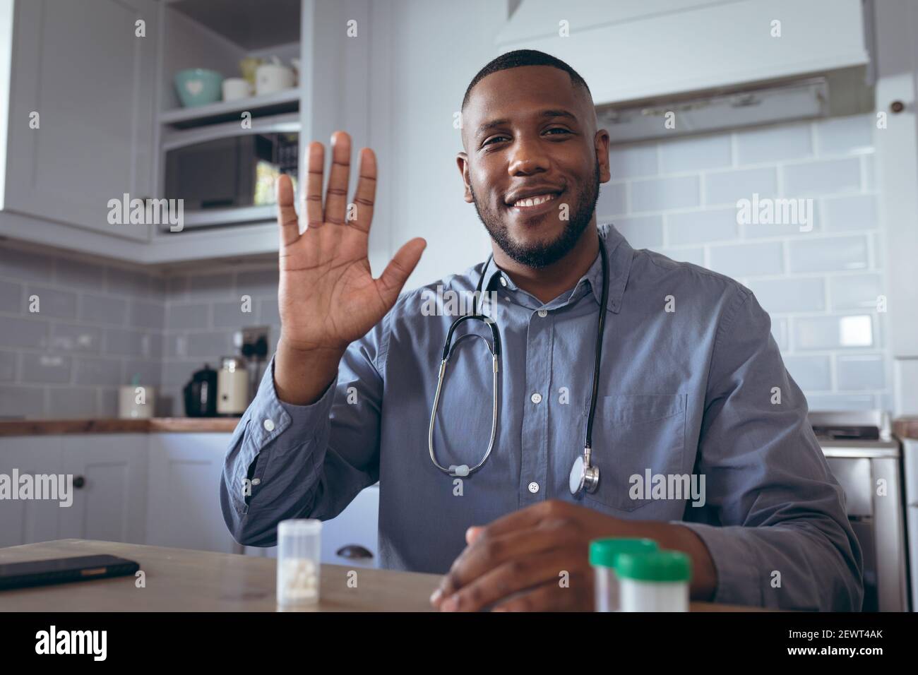African american maschio medico avendo una video chat Foto Stock