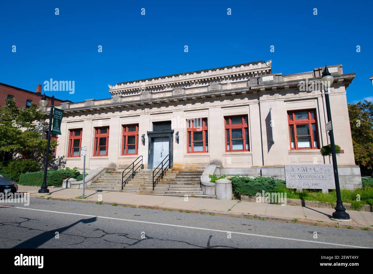 Edificio storico di uffici postali in stile maya nel quartiere storico di Main Street nel centro di Woonsocket, Rhode Island, Rhode Island, Stati Uniti. Foto Stock