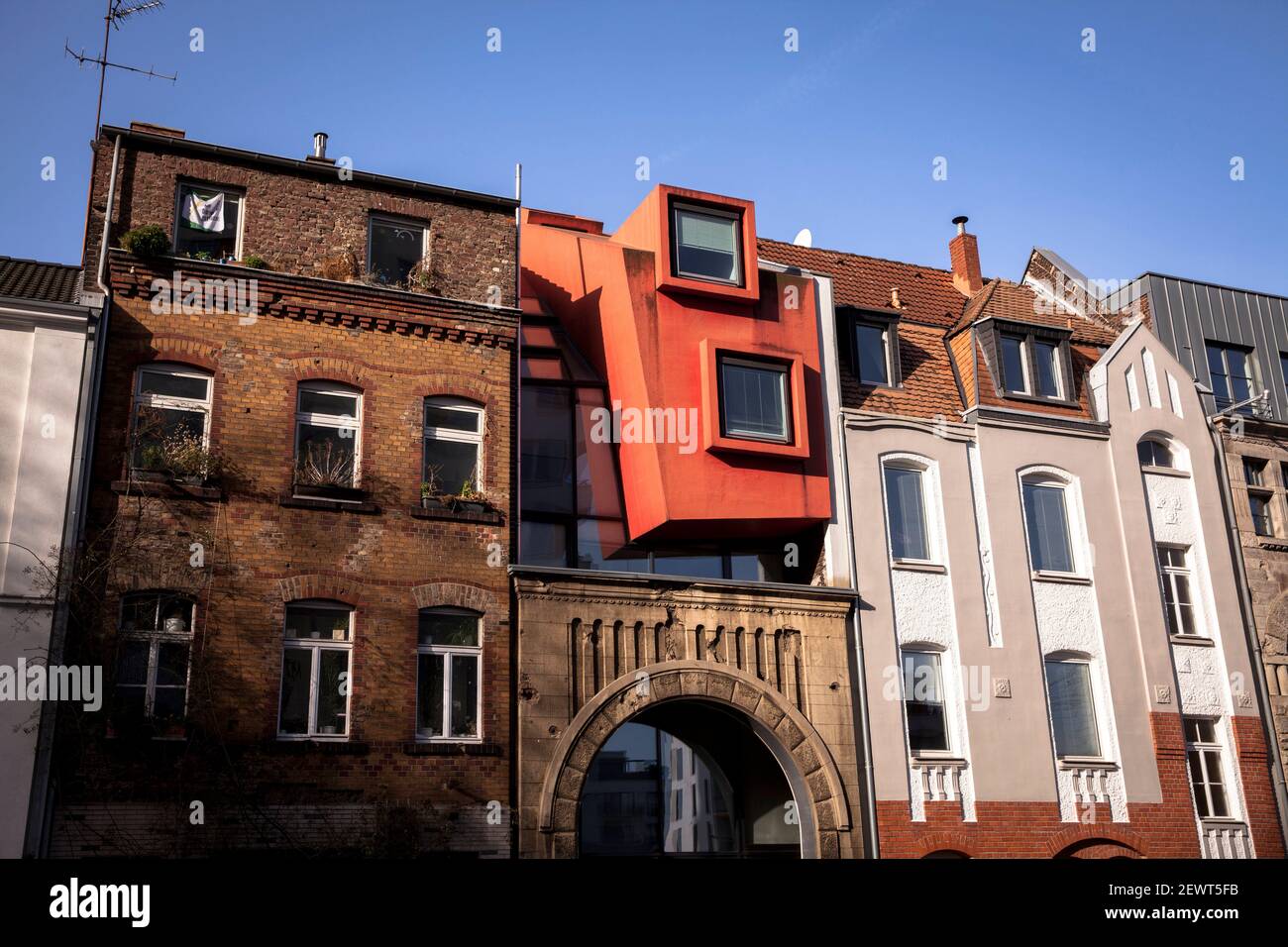 L'edificio legale / illegale, vecchio edificio con moderna estensione in via Goltstein nel quartiere Bayenthal, Colonia, Germania. Das Gebaeude legale Foto Stock