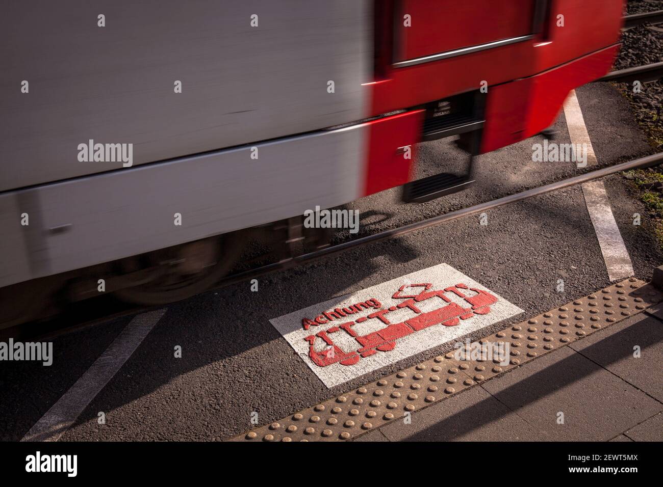 Segnale d'avvertimento ad un incrocio ferroviario della KVB, Koelner Verkehrsbetriebe, attenzione per l'avvicinamento dei treni prima di attraversare, Colonia, Germania. Warnhinw Foto Stock