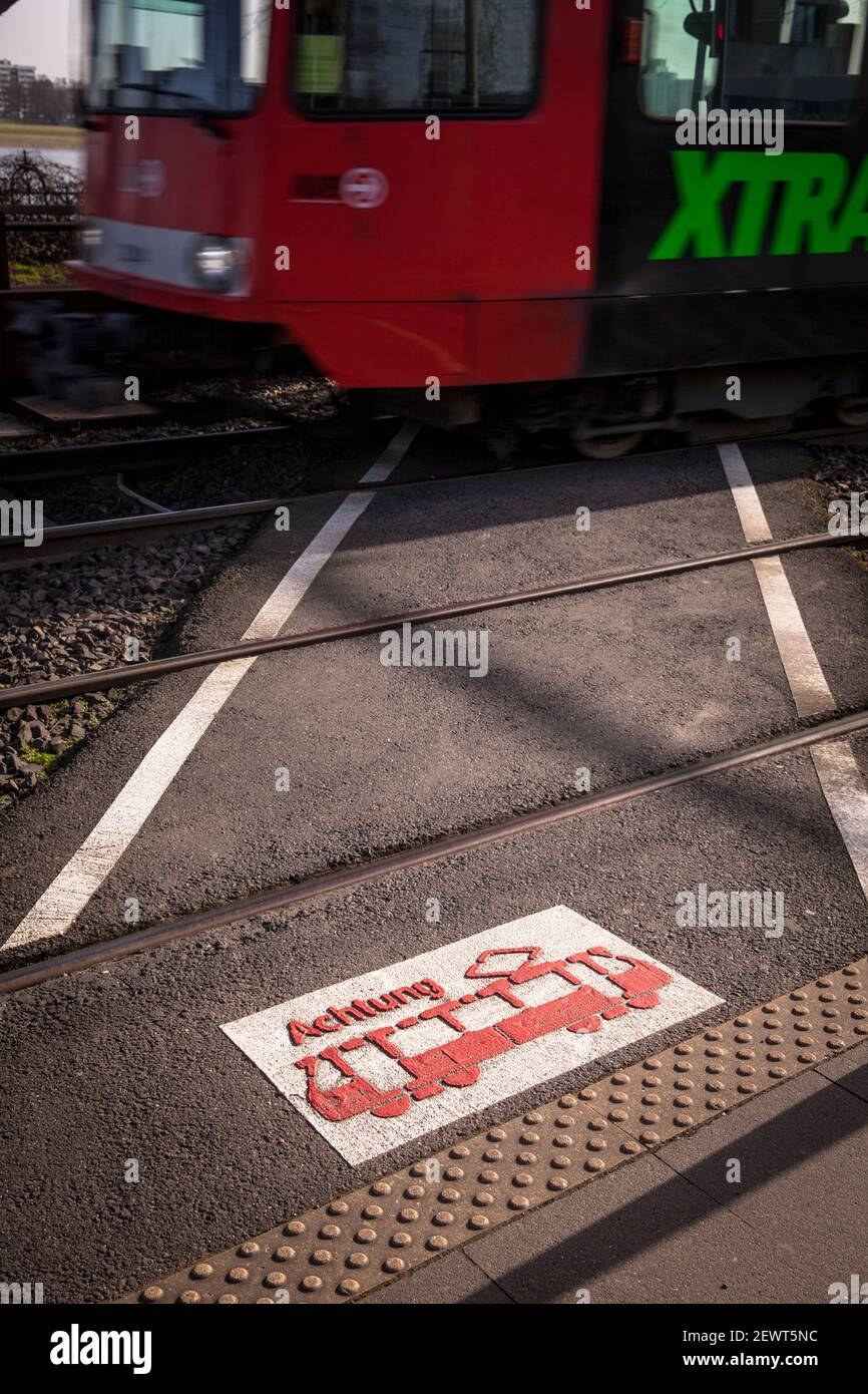 Segnale d'avvertimento ad un incrocio ferroviario della KVB, Koelner Verkehrsbetriebe, attenzione per l'avvicinamento dei treni prima di attraversare, Colonia, Germania. Warnhinw Foto Stock