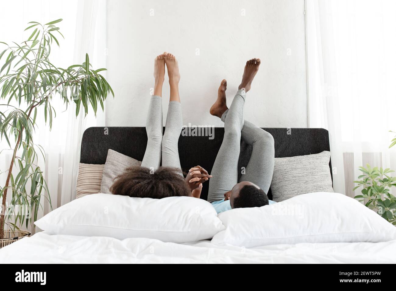 Comunicazione nel tempo libero e relax a letto, divertirsi insieme e pigro  a casa Foto stock - Alamy