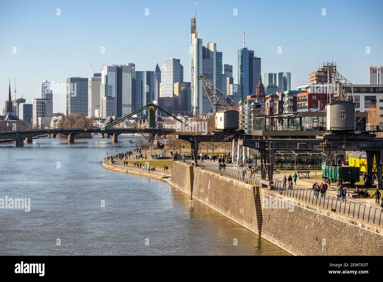 Lo skyline di Francoforte, il fiume meno e il lungofiume del distretto di Ostend, Francoforte sul meno, Germania, Europa Foto Stock