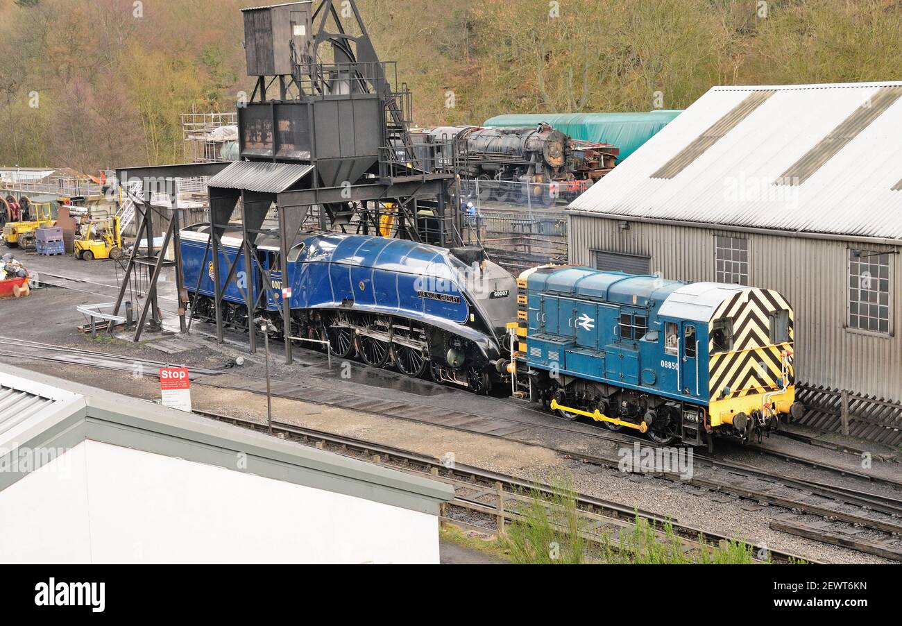 Classe A4 Pacifico N. 60007 Sir Nigel Gresley sotto la torre di avvistamento al capannone del motore di Grosmont, NYMR, accoppiato allo shunter diesel N. 08850. Foto Stock