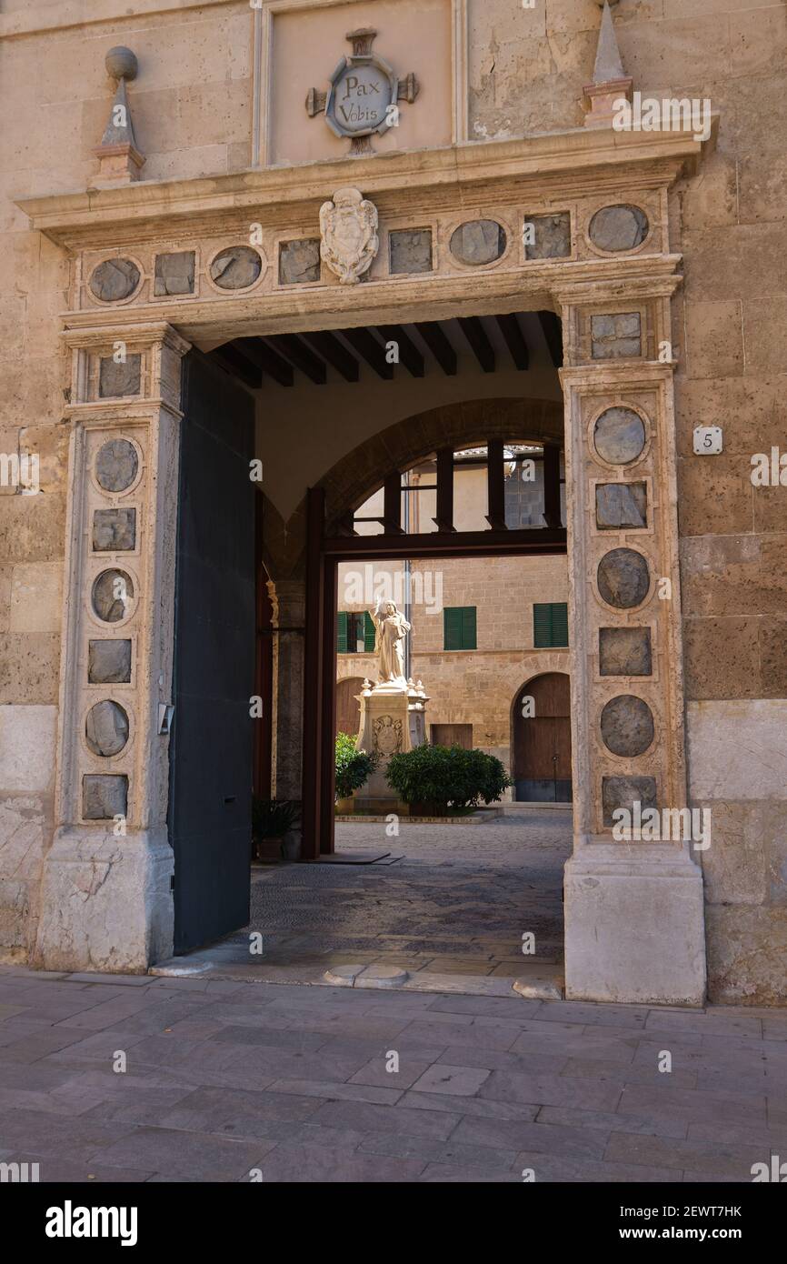 La luce del sole illumina una statua nell'ingresso del cortile Museo diocesano di Maiorca Foto Stock