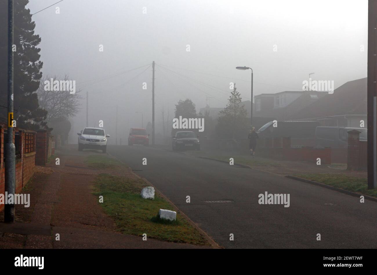 Uno scherzo soldo in una zona residenziale nel tardo inverno su una mattina nebbia e nebbiosa nel Borough di Hellesdon, Norfolk, Inghilterra, regno Unito. Foto Stock