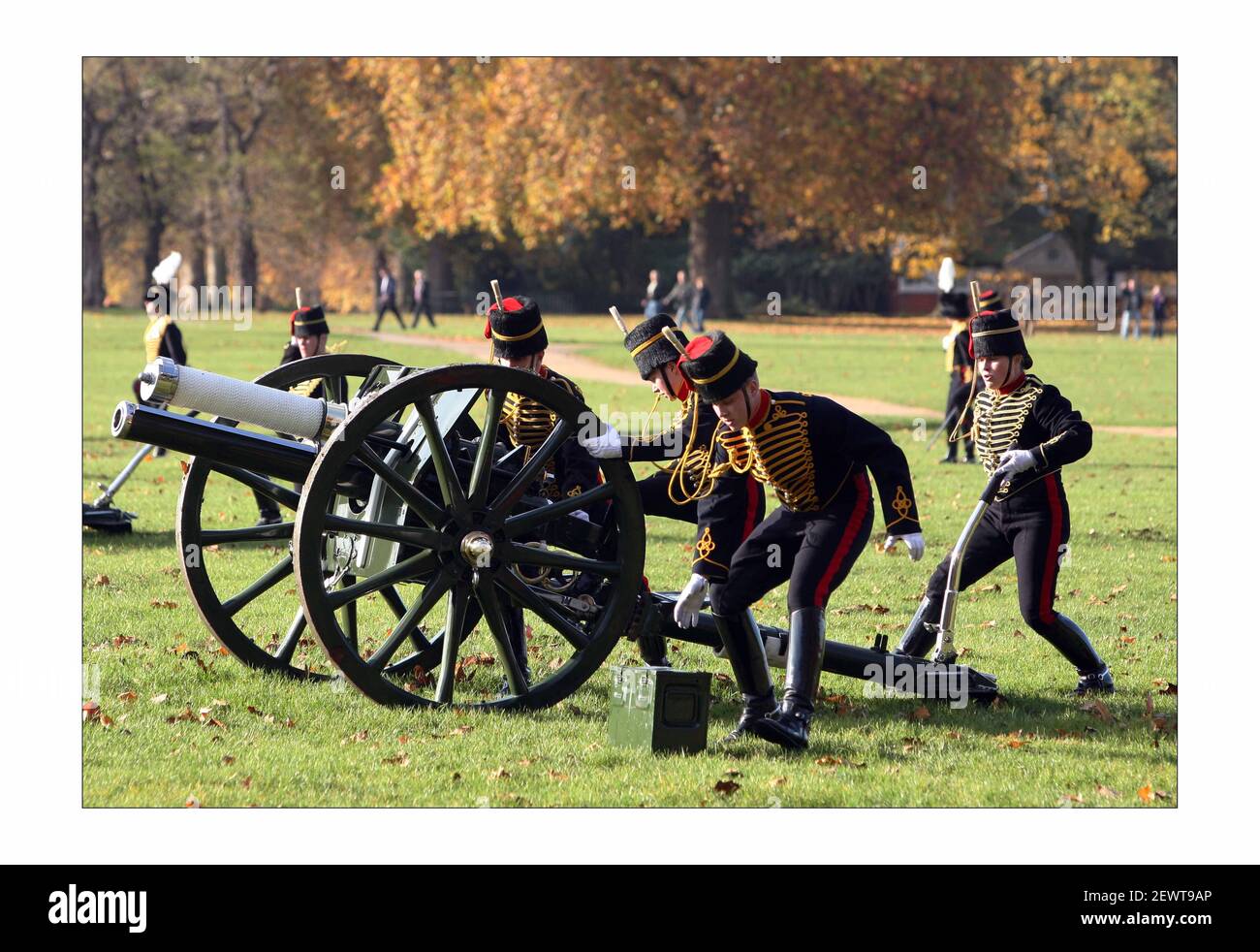 La truppa del re Royal Horse Artillery lancia un saluto da 41 cannoni ad Hyde Park, a mezzogiorno per celebrare il principe Carlo, Il sessantesimo compleanno del Principe del Galles questa è la prima volta che la truppe del Re sono state dirette da sua Maestà la Regina per eseguire il saluto della pistola per onorare il compleanno del Principe del Galles.Fotografia di David Sandison l'indipendente Foto Stock