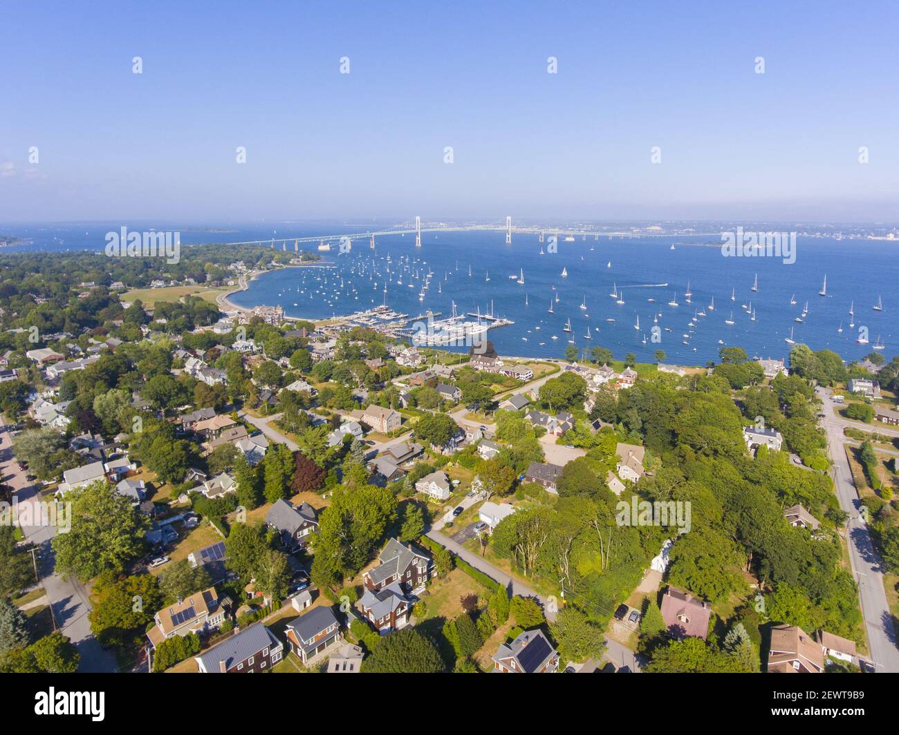 Claiborne Pell Newport Bridge sulla baia di Narragansett e la città di Jamestown vista aerea in estate, Jamestown sul Conanicut Island, Rhode Island RI, Stati Uniti. Foto Stock