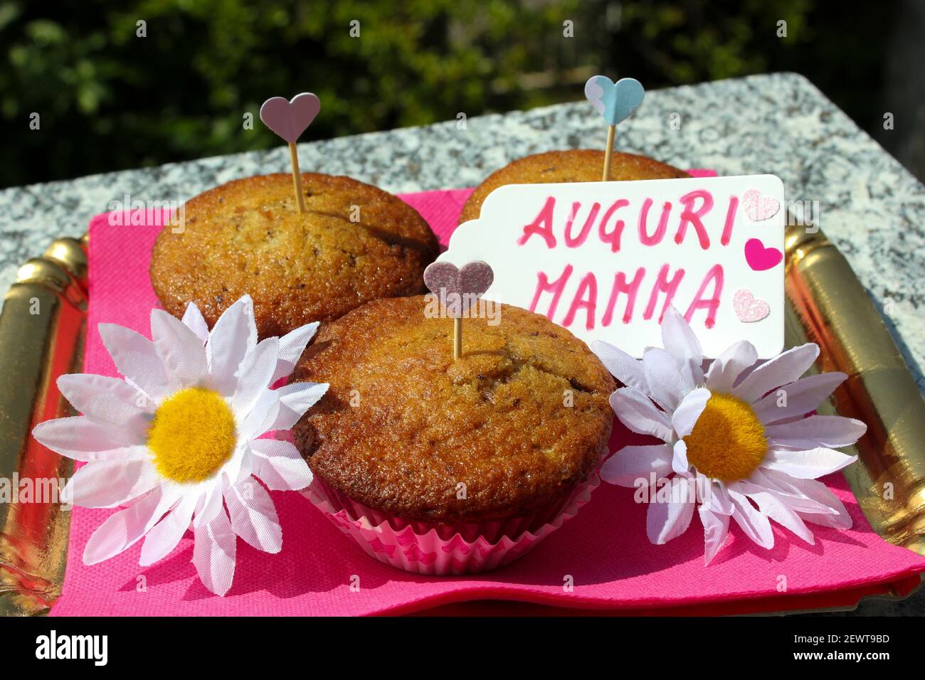 Primo piano di un vassoio di dolci fatti a mano per la festa della mamma Con carta manoscritta in italiano Foto Stock