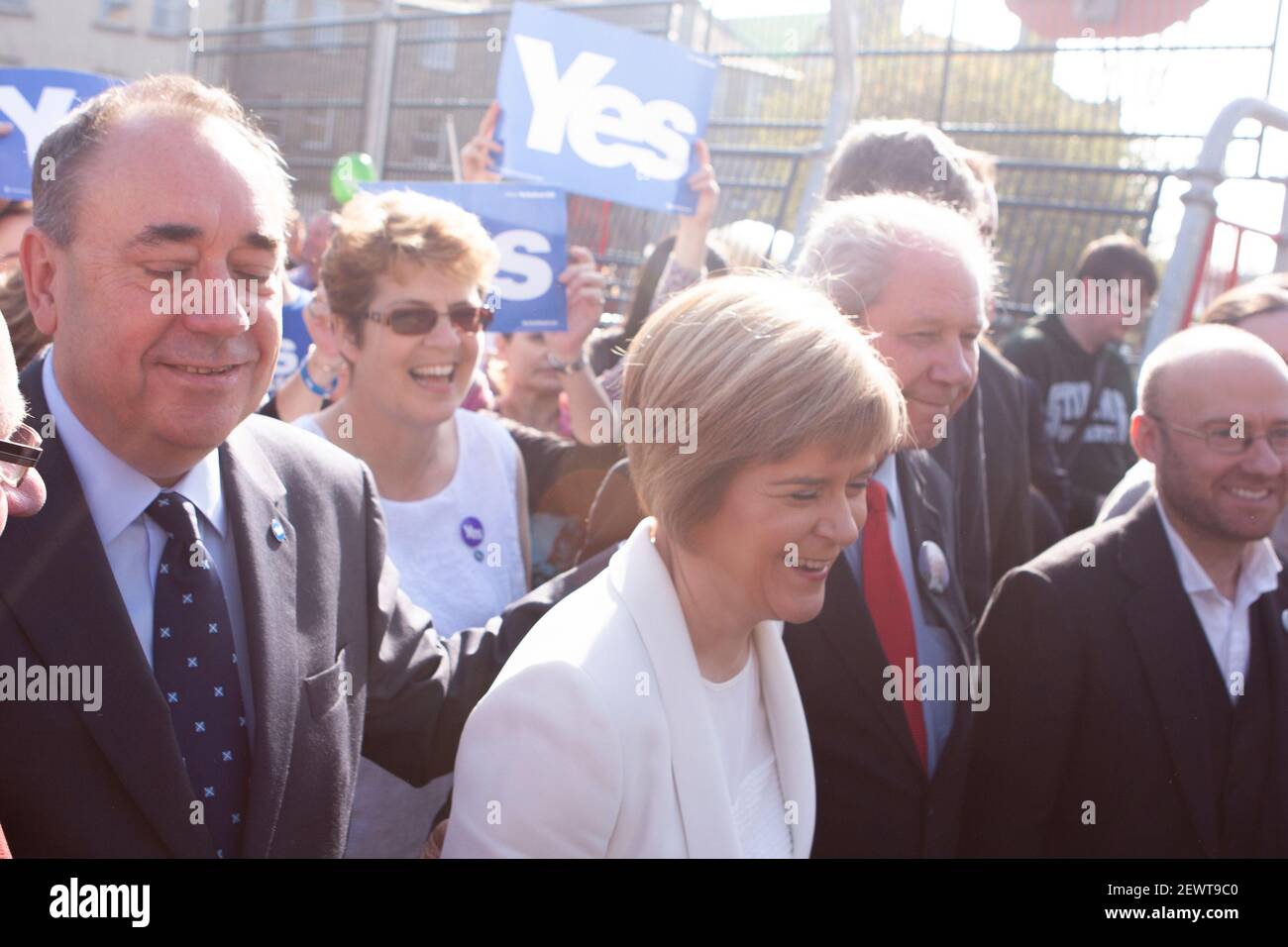Edimburgo, Scozia. 10 settembre 2014. Primo Ministro Alex Salmond e Vice primo Ministro. Nicola Sturgeon si unisce con le cifre da tutta la m Sì Foto Stock