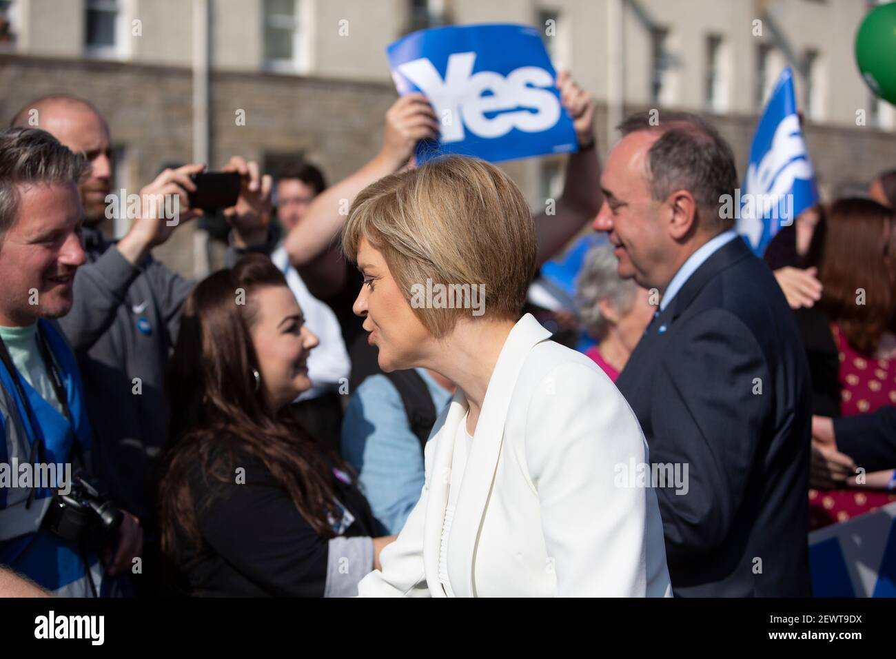 Edimburgo, Scozia. 10 settembre 2014. Primo Ministro Alex Salmond e Vice primo Ministro. Nicola Sturgeon si unisce con le cifre da tutta la m Sì Foto Stock
