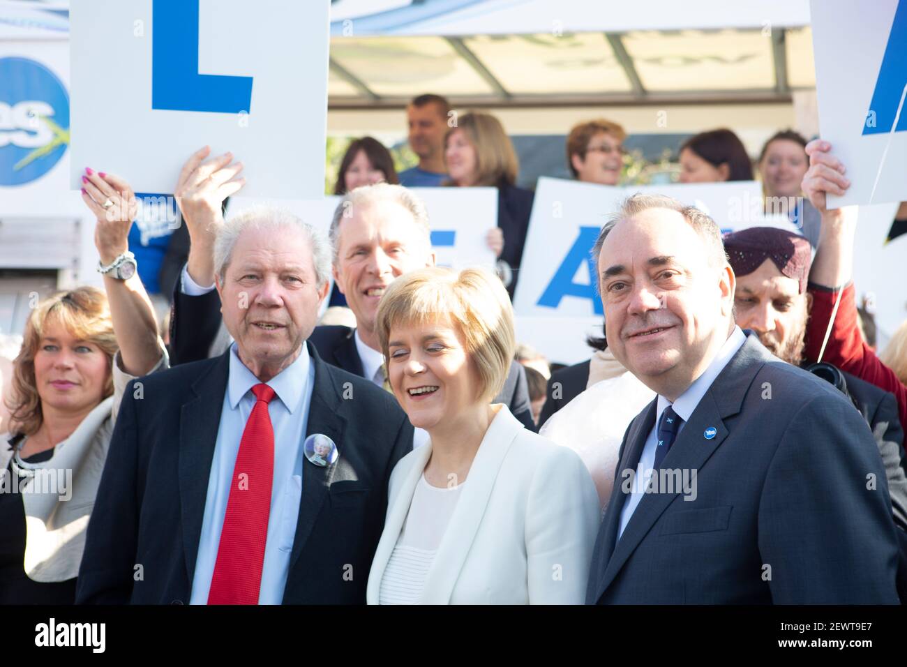 Edimburgo, Scozia. 10 settembre 2014. Primo Ministro Alex Salmond e Vice primo Ministro. Nicola Sturgeon si unisce con le cifre da tutta la m Sì Foto Stock