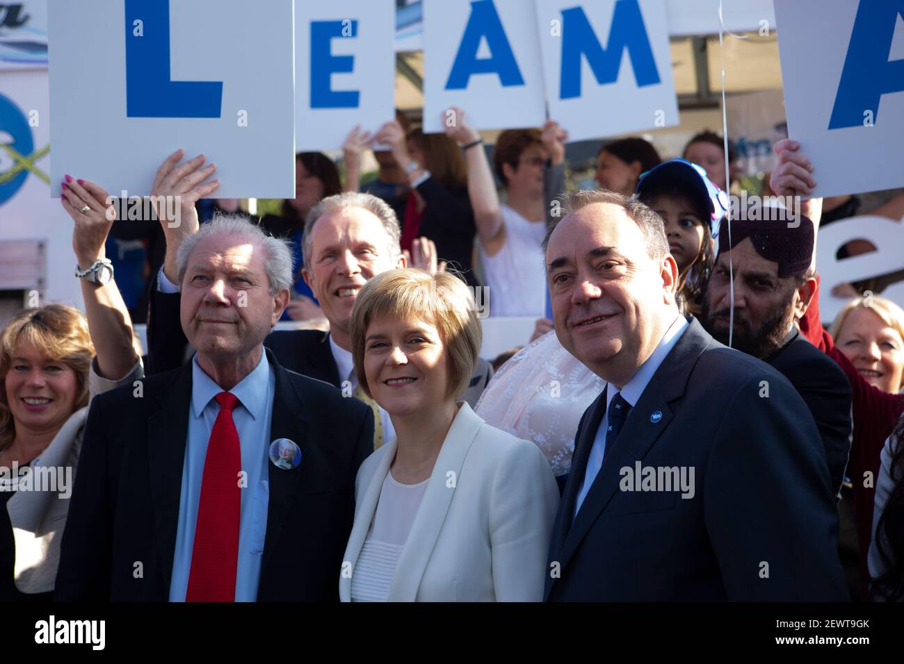 Edimburgo, Scozia. 10 settembre 2014. Primo Ministro Alex Salmond e Vice primo Ministro. Nicola Sturgeon si unisce con le cifre da tutta la m Sì Foto Stock