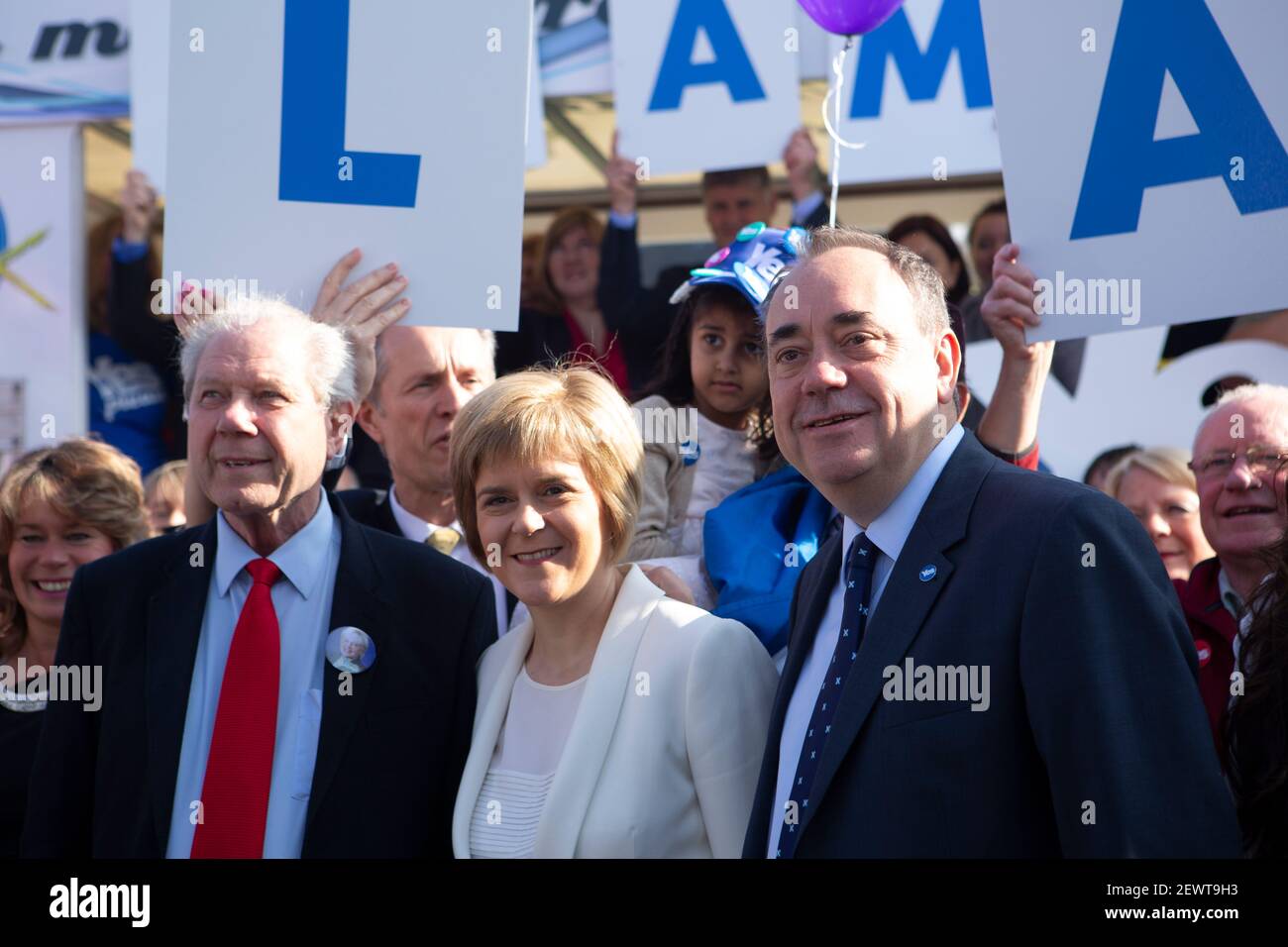 Edimburgo, Scozia. 10 settembre 2014. Primo Ministro Alex Salmond e Vice primo Ministro. Nicola Sturgeon si unisce con le cifre da tutta la m Sì Foto Stock