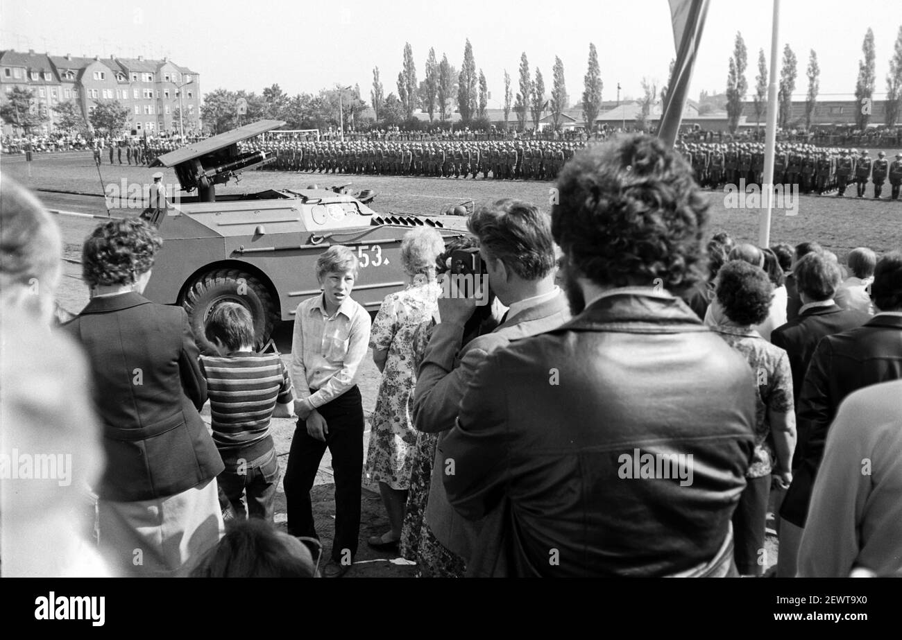 15 marzo 1982, Sassonia, Delitzsch: Arruolata. Giovani soldati della NVA sono giurati in un campo sportivo a Delitzsch nella primavera del 1982. Partecipano genitori, parenti, conoscenti e la popolazione. Data esatta della registrazione non nota. Foto: Volkmar Heinz/dpa-Zentralbild/ZB Foto Stock