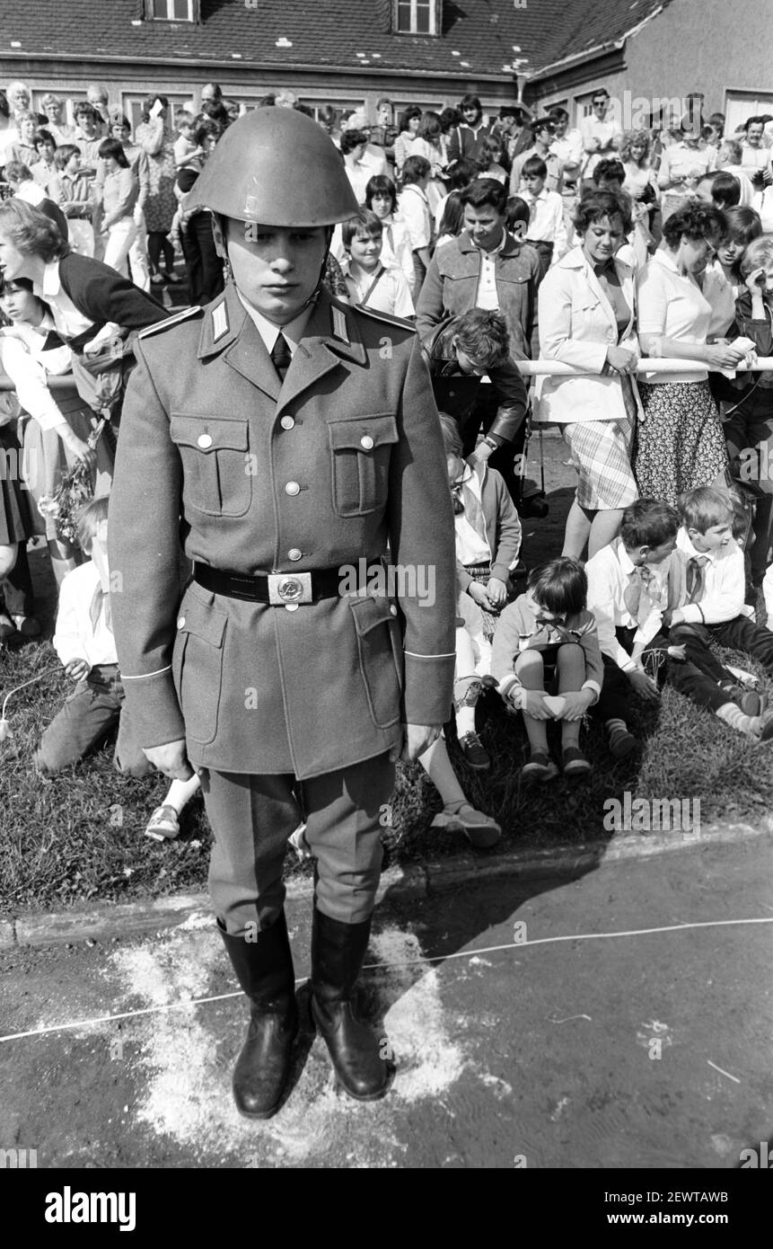 15 marzo 1982, Sassonia, Delitzsch: Giovani soldati della NVA sono giurati in un campo sportivo a Delitzsch nella primavera 1982. Partecipano genitori, parenti, conoscenti e la popolazione. Data esatta della registrazione non nota. Foto: Volkmar Heinz/dpa-Zentralbild/ZB Foto Stock