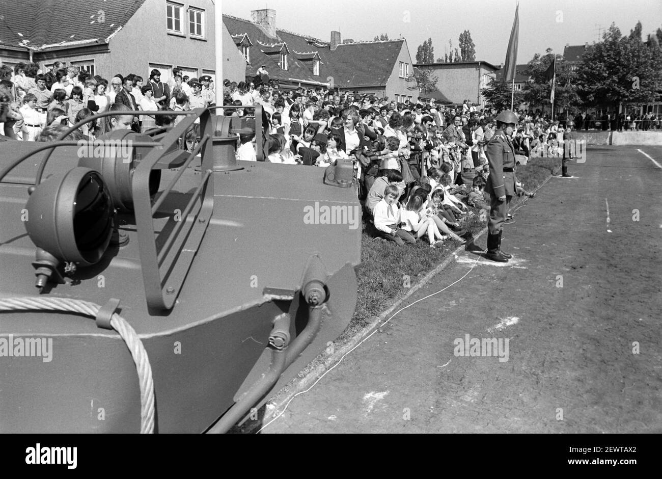 15 marzo 1982, Sassonia, Delitzsch: Giovani soldati della NVA sono giurati in un campo sportivo a Delitzsch nella primavera 1982. Partecipano genitori, parenti, conoscenti e la popolazione. Data esatta della registrazione non nota. Foto: Volkmar Heinz/dpa-Zentralbild/ZB Foto Stock