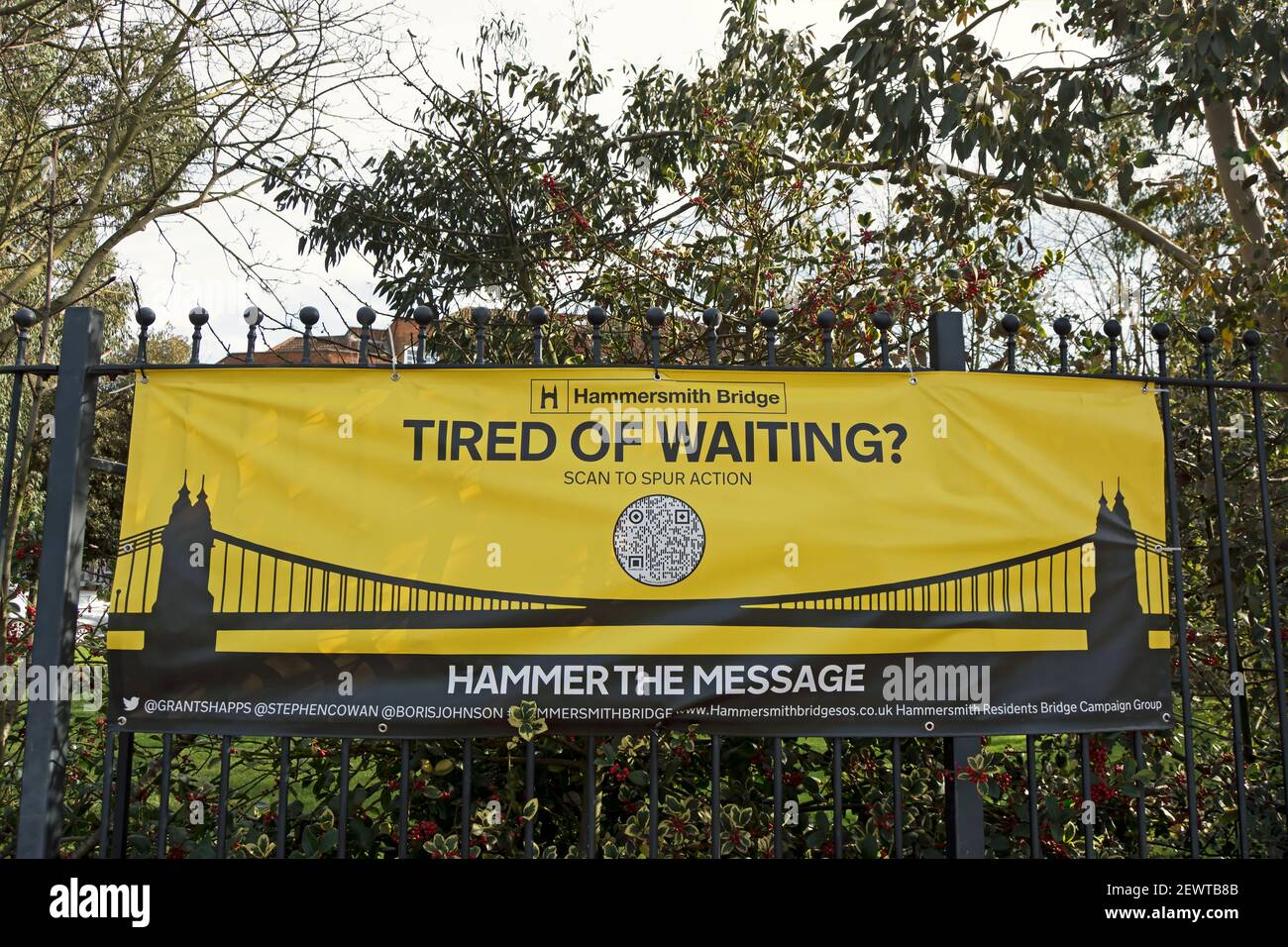banner messo da hammersmith residenti campagna gruppo incoraggiante azione per riparare e riaprire hammersmith ponte, a mortlake, londra, inghilterra Foto Stock