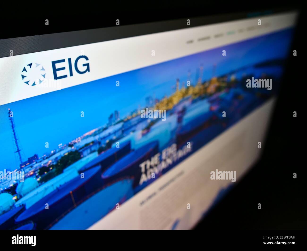 Visualizzazione ad alto angolo del sito web aziendale con il logo della società di investimento americana EIG Global Energy Partners LLC su monitor. Mettere a fuoco in alto a sinistra dello schermo. Foto Stock