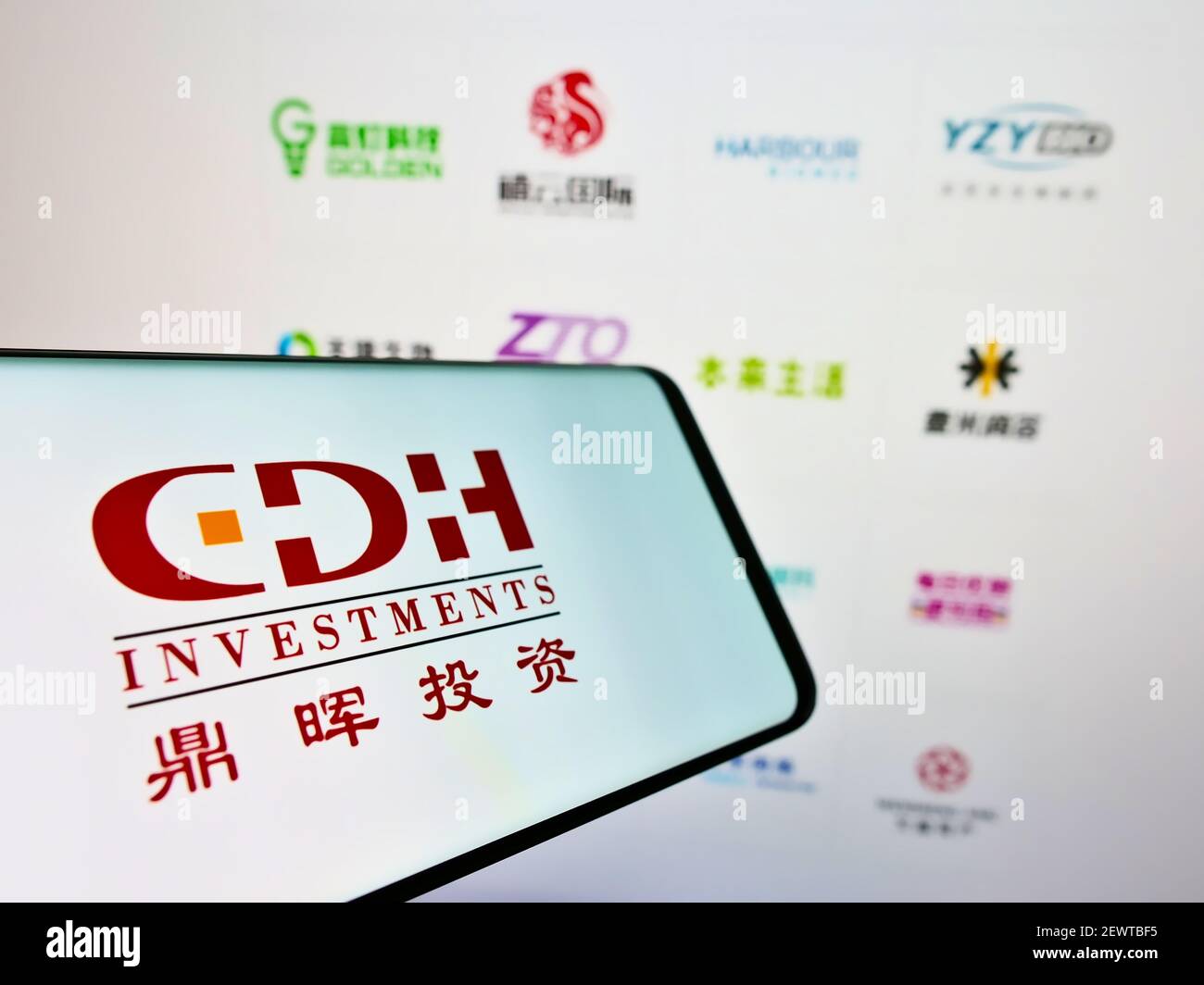 Telefono cellulare con logo della società di investimento cinese CDH investimenti sullo schermo di fronte al sito web aziendale. Focus sul centro del display del cellulare. Foto Stock