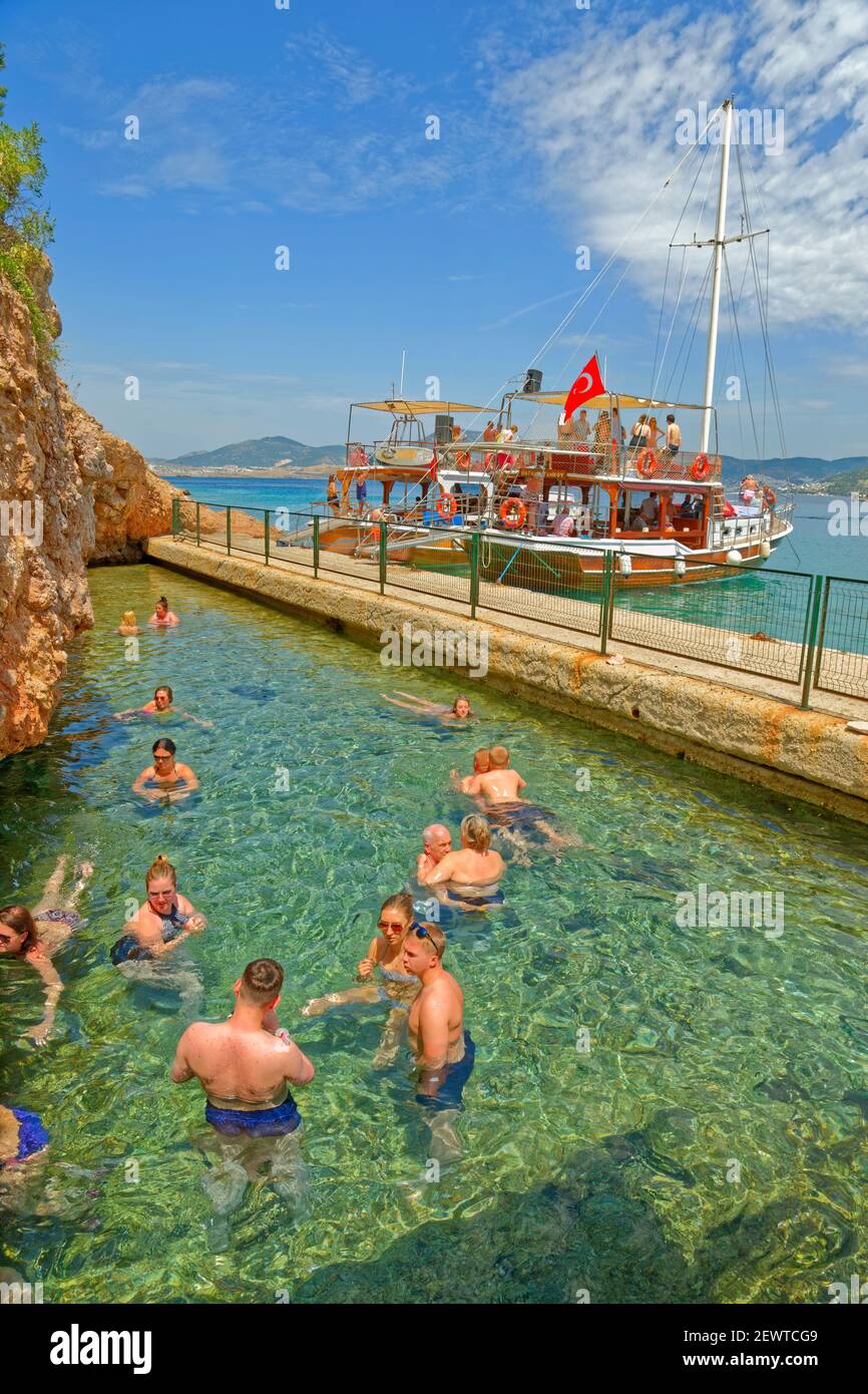 Il Cleopatra grotta e hot spring pool sull isola nera di fronte Bodrum cittadina in provincia di Mugla, Turchia. Foto Stock