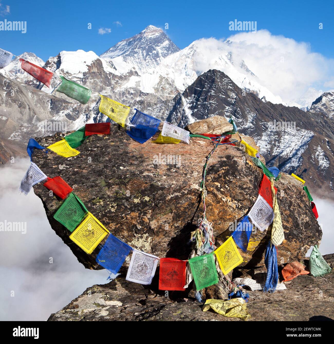 Vista del Monte Everest e Lhotse con bandiere di preghiera buddista da Gokyo Ri - modo per il campo base Everest, il parco nazionale Sagarmatha, la valle Khumbu, Solukhu Foto Stock