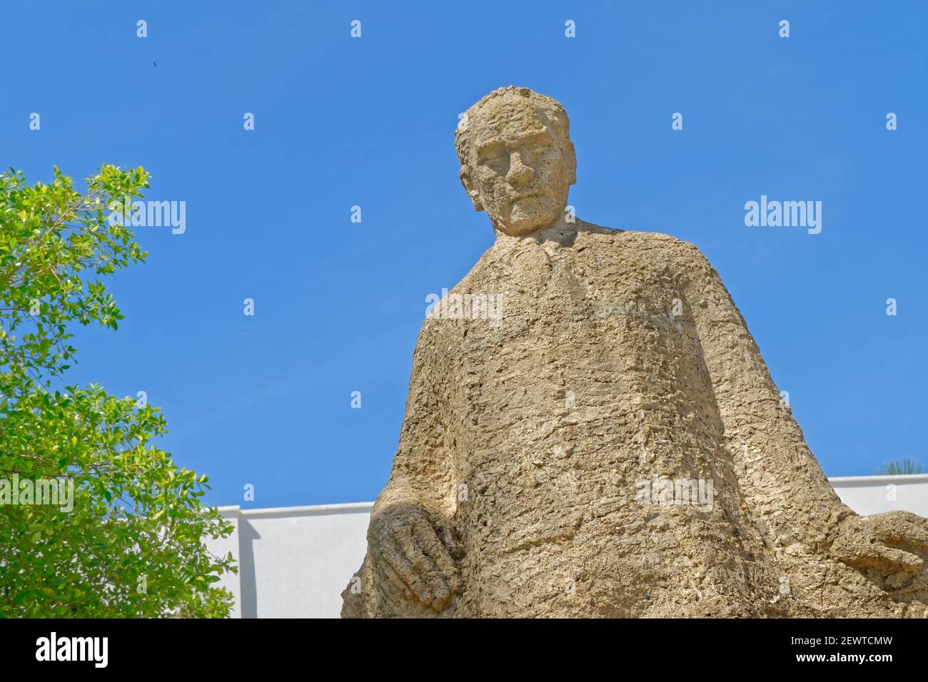Statua di Mustafa Kemal Ataturk, il fondatore ed ex presidente di giorno moderno la Turchia si trova al di fuori di Bodrum town hall, Provincia di Mugla, Turchia. Foto Stock