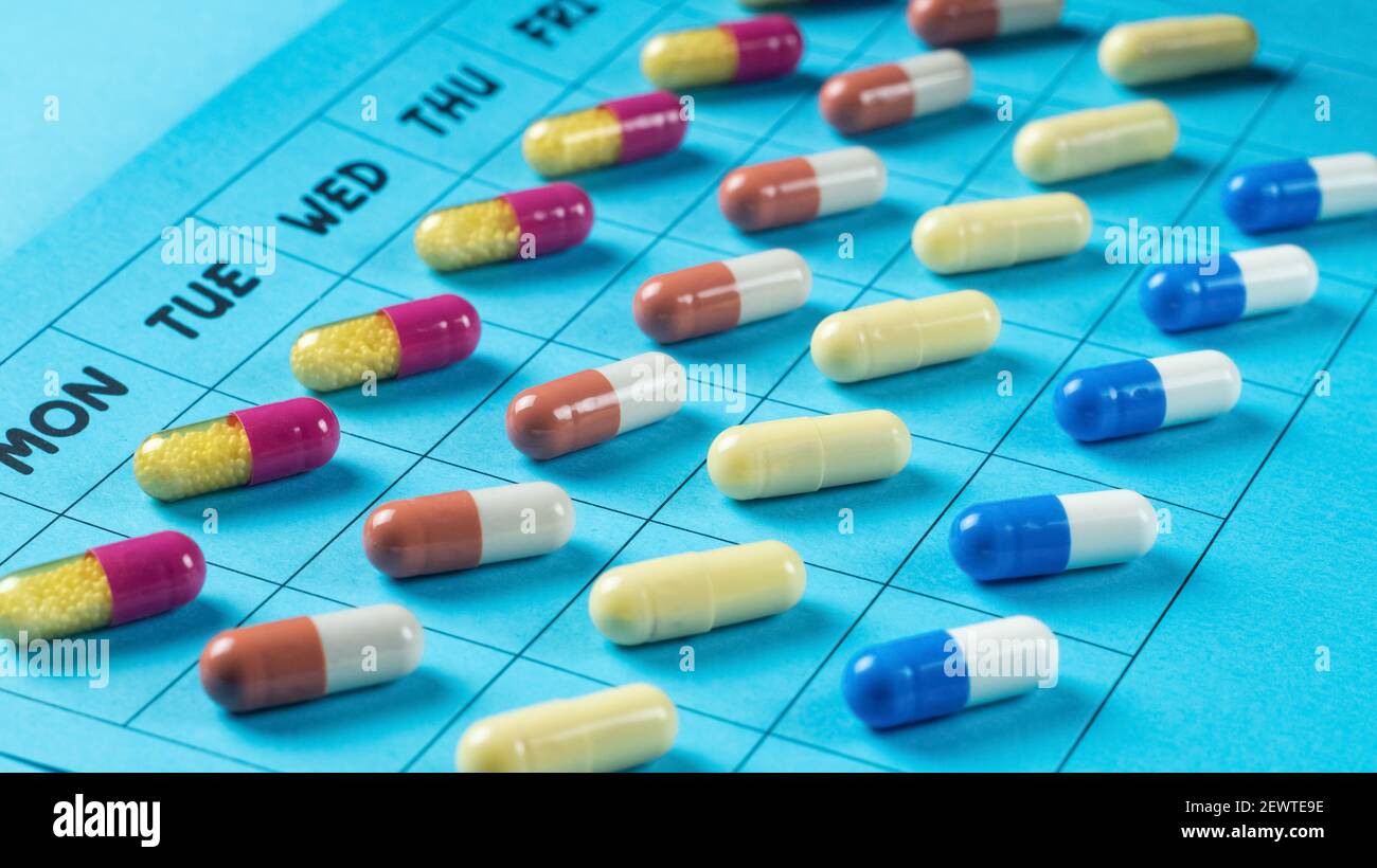 Pianificazione dei farmaci giornaliera e settimanale. Medicinali o integratori alimentari su un foglio di calendario Foto Stock