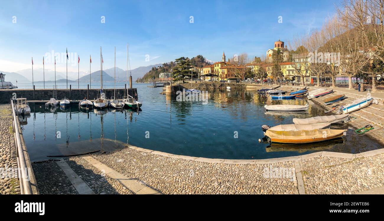 Panorama della città di Laveno Mombello, situata sulla riva del Lago maggiore in provincia di Varese, Lombardia, Italia Foto Stock